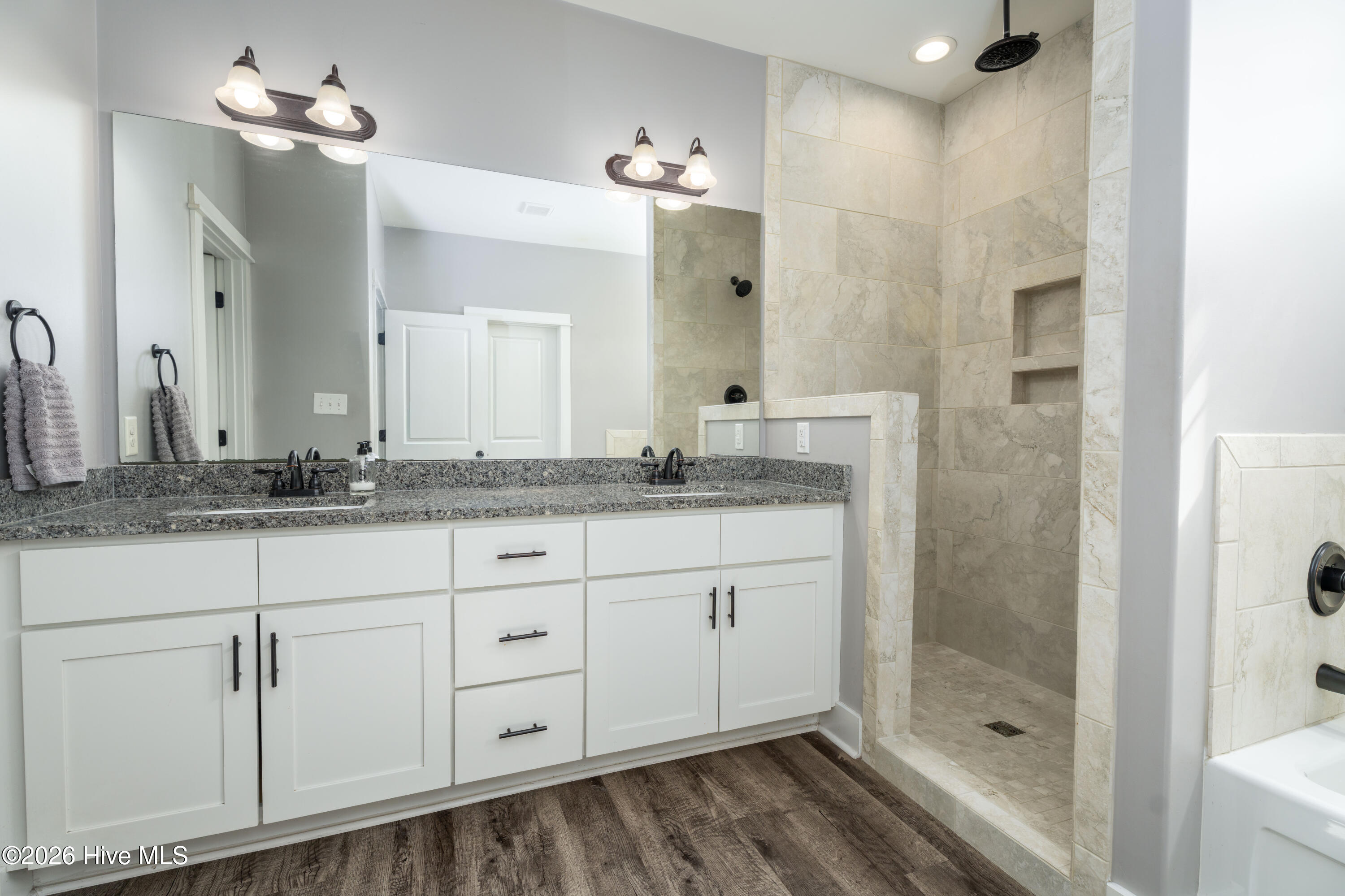 100563882 | Photo 24