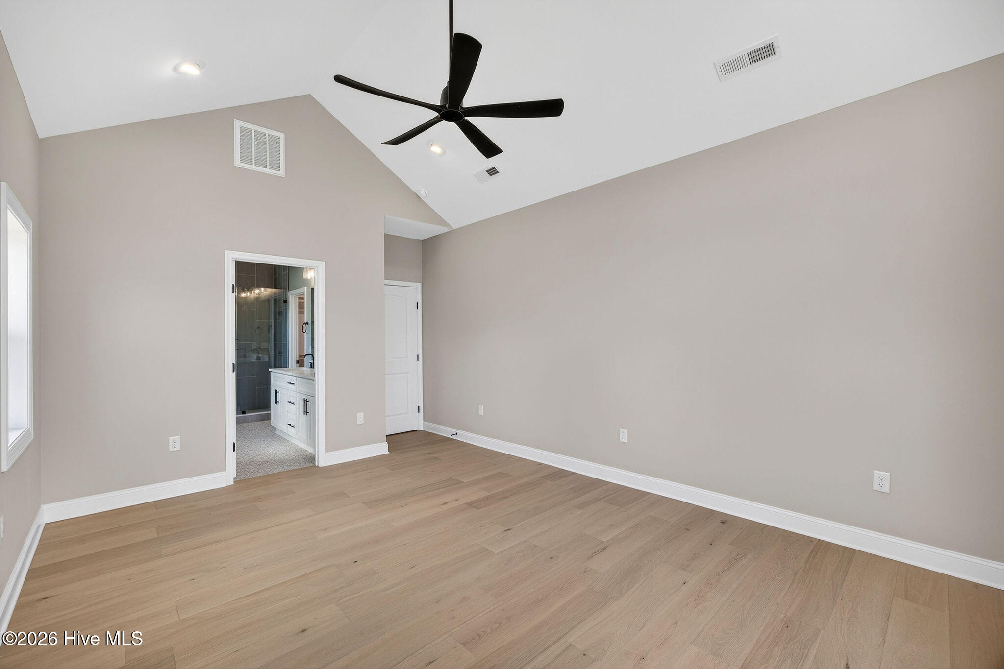 100542408 | Photo 33