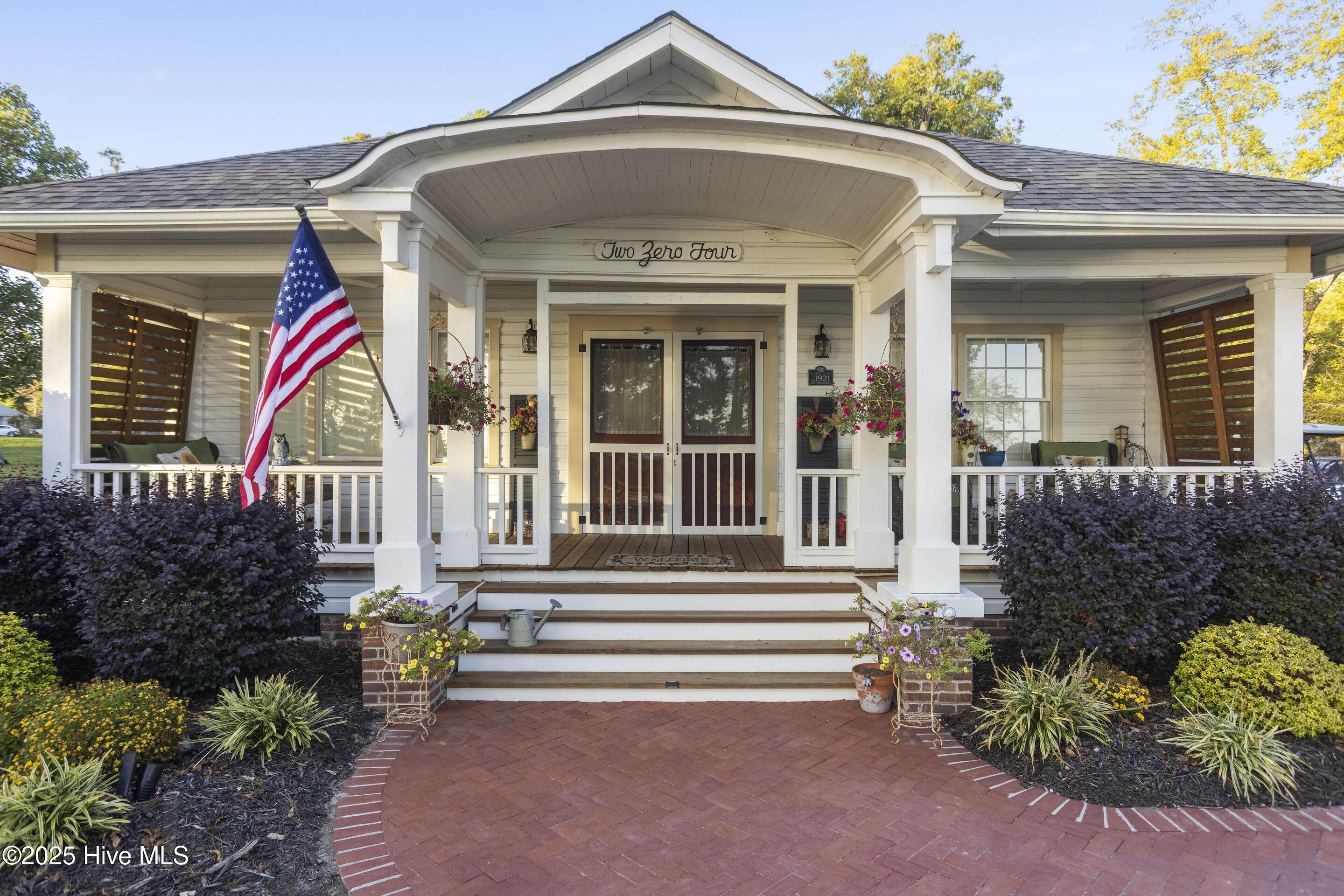 Homes for sale in Lake Waccamaw, NC | 204 Lake Shore Dr, Lake Waccamaw, NC 28450 | MLS# 100538504