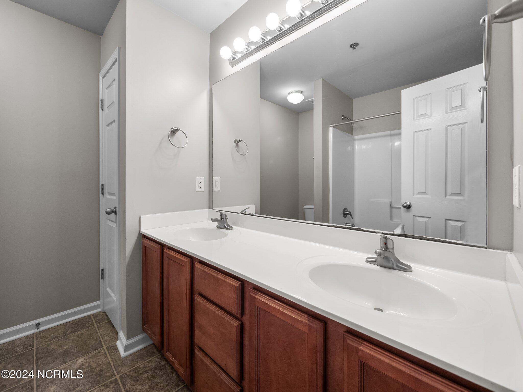 100565398 | Photo 11