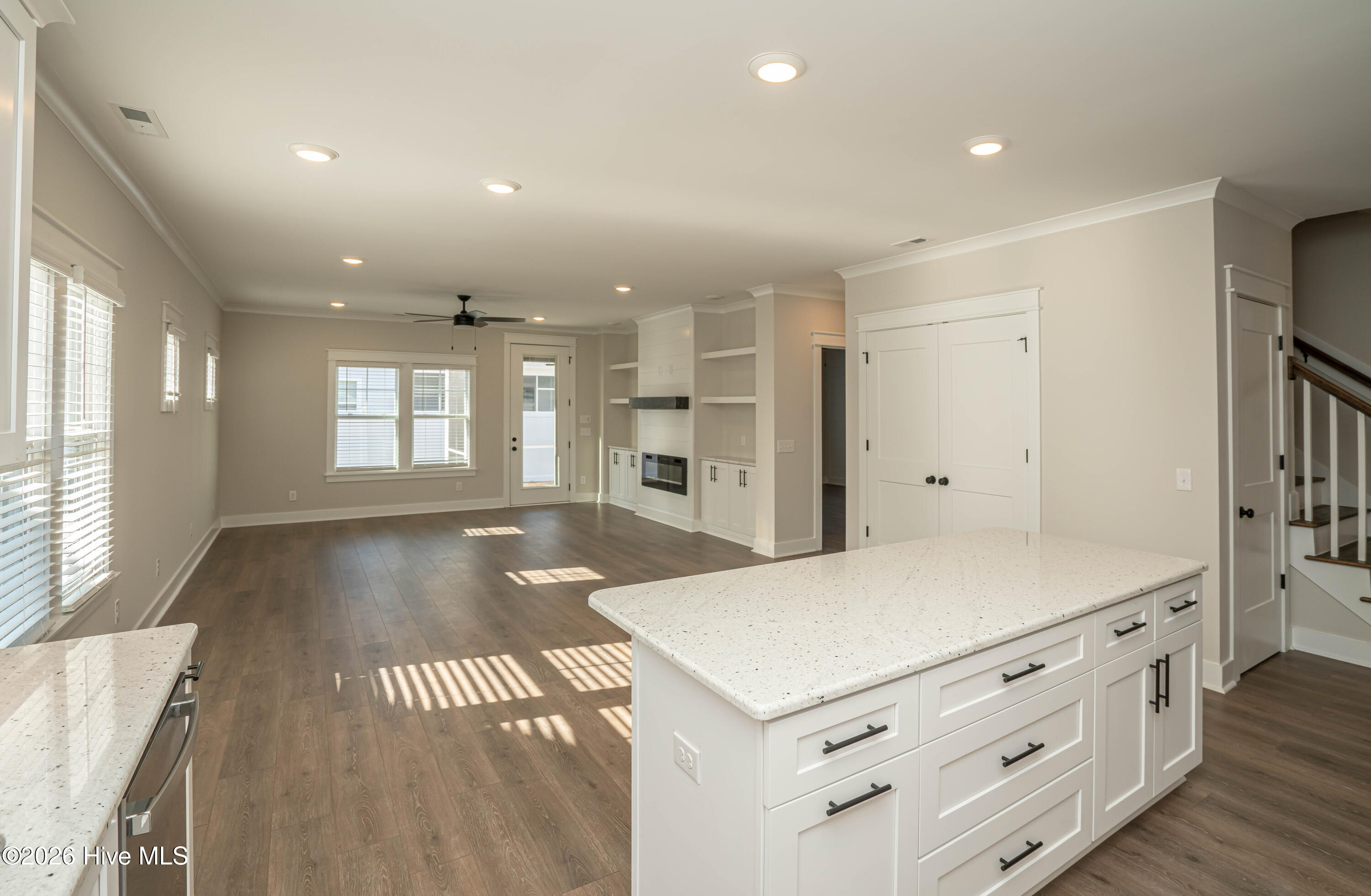 100548241 | Photo 28