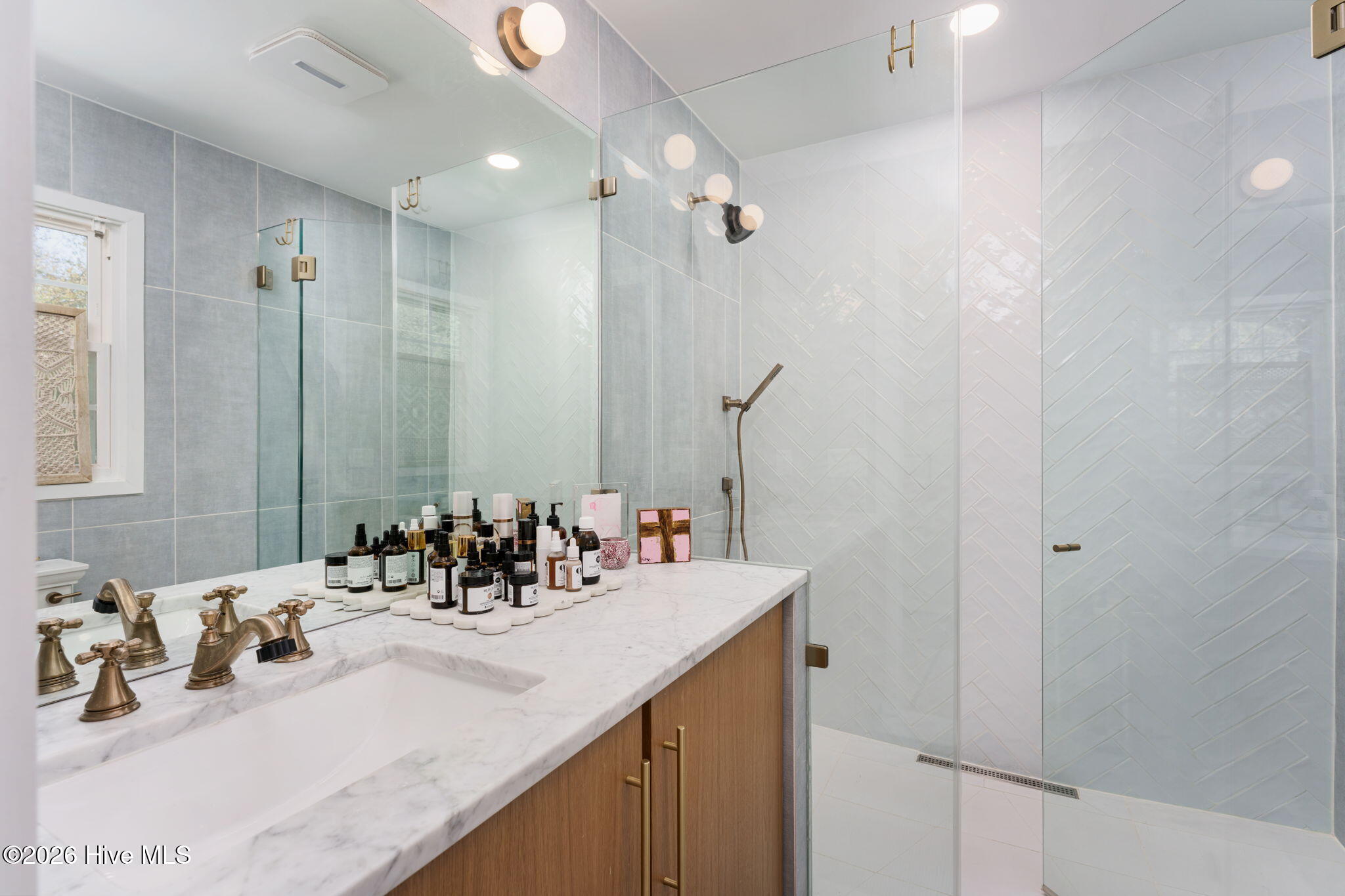 100561167 | Photo 19