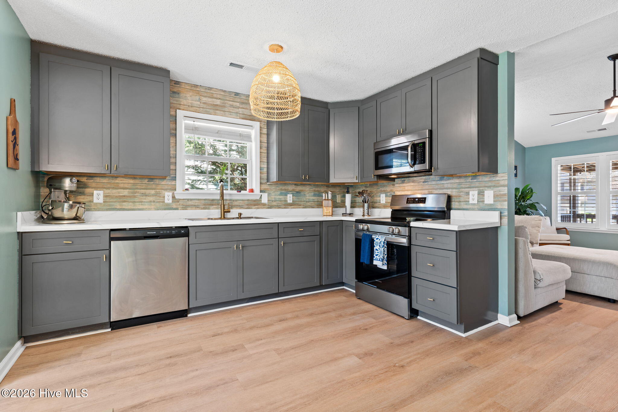 100559319 | Photo 11