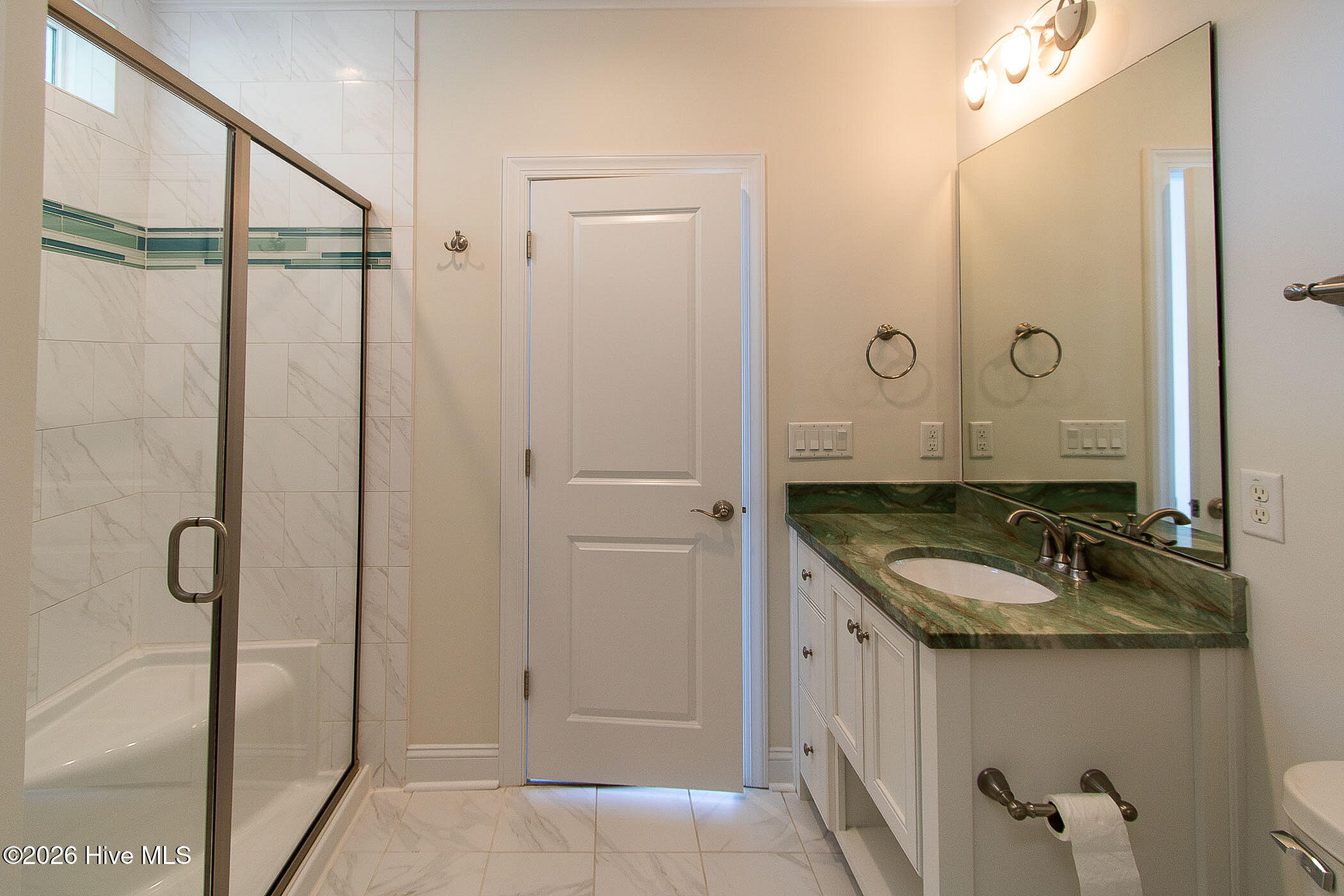 100568588 | Photo 51