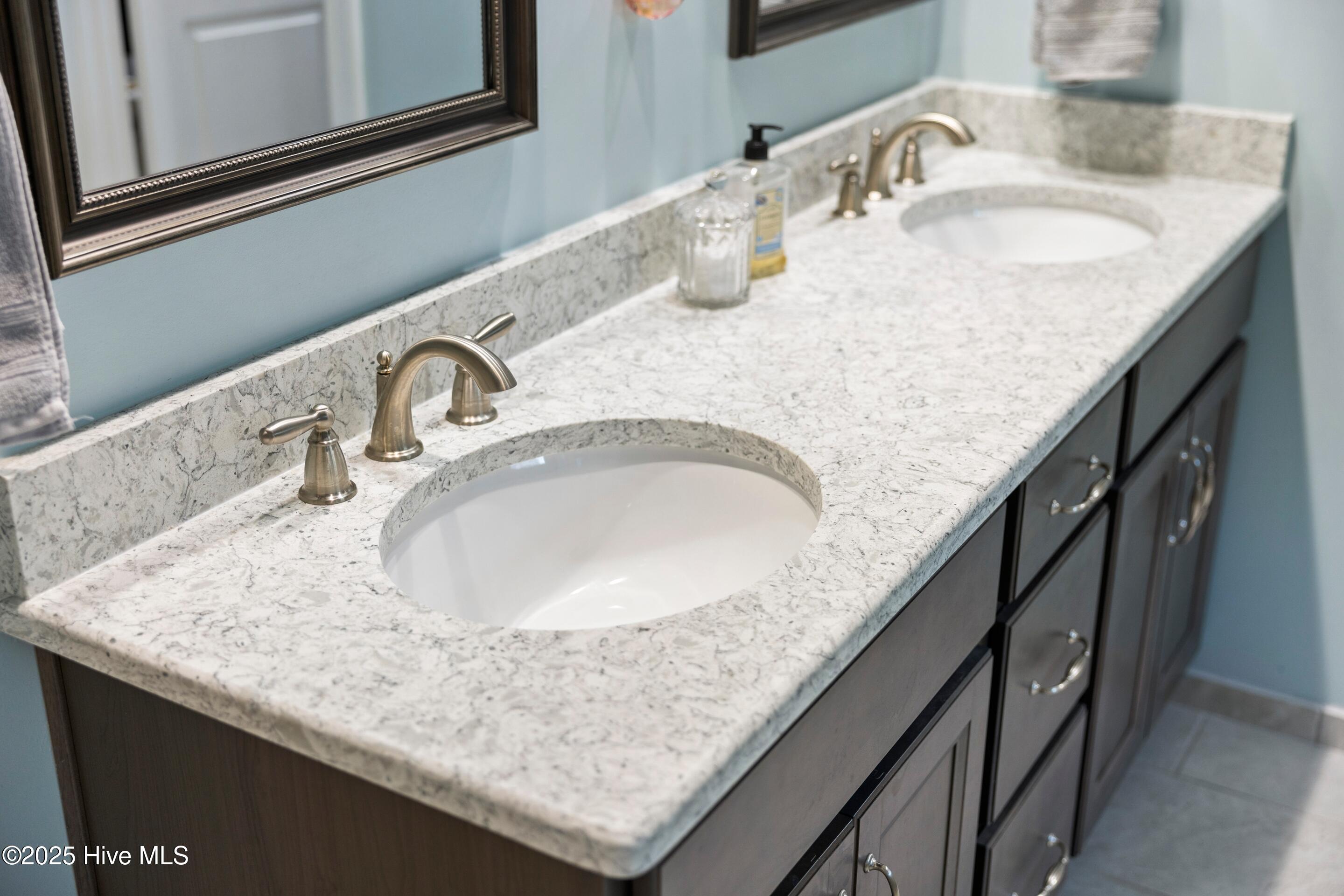 100558361 | Photo 32