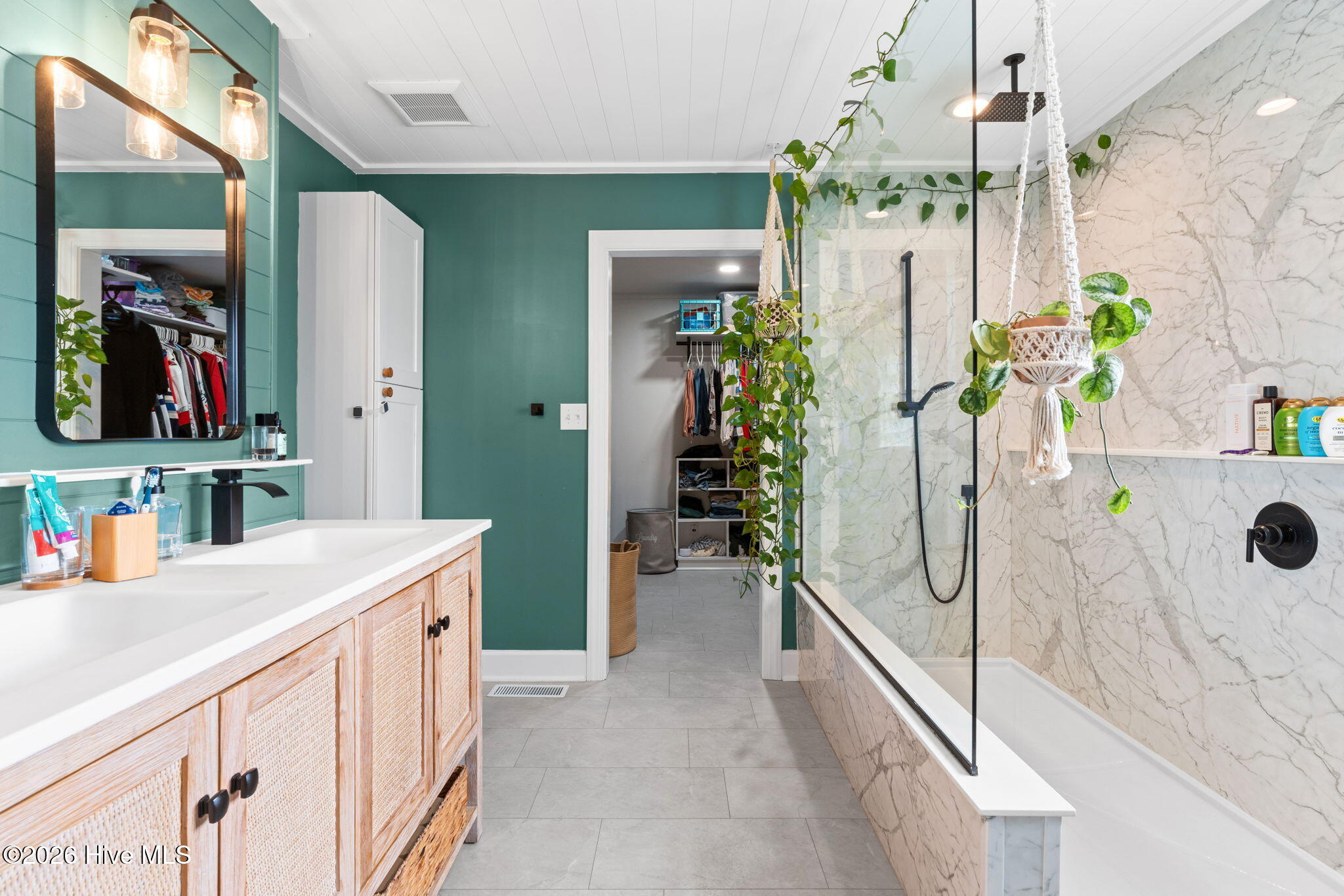 100560277 | Photo 18