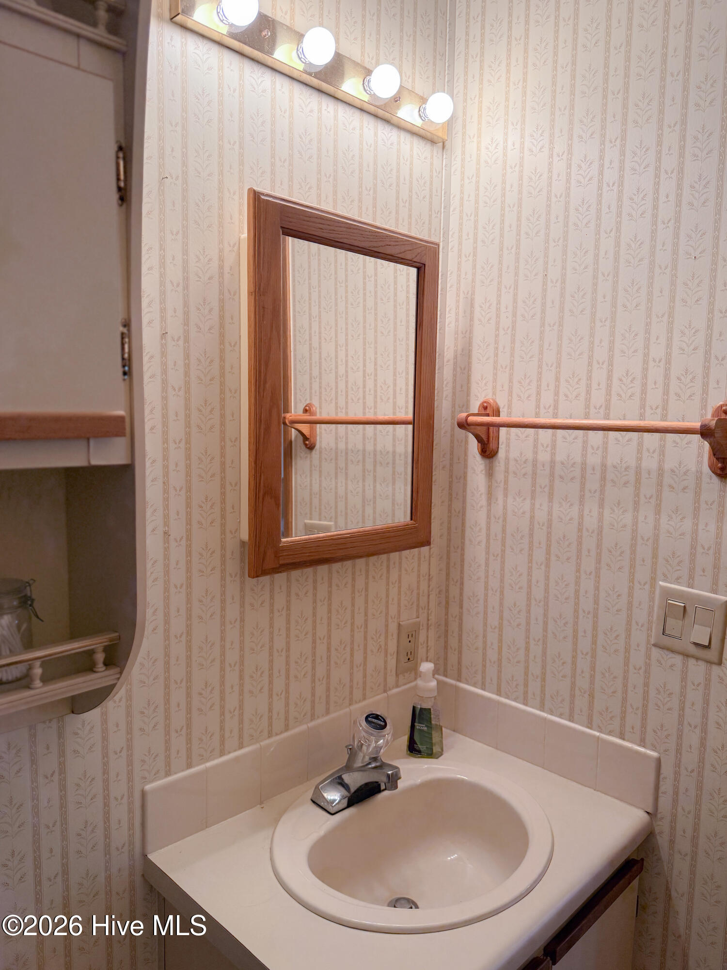 100563984 | Photo 47