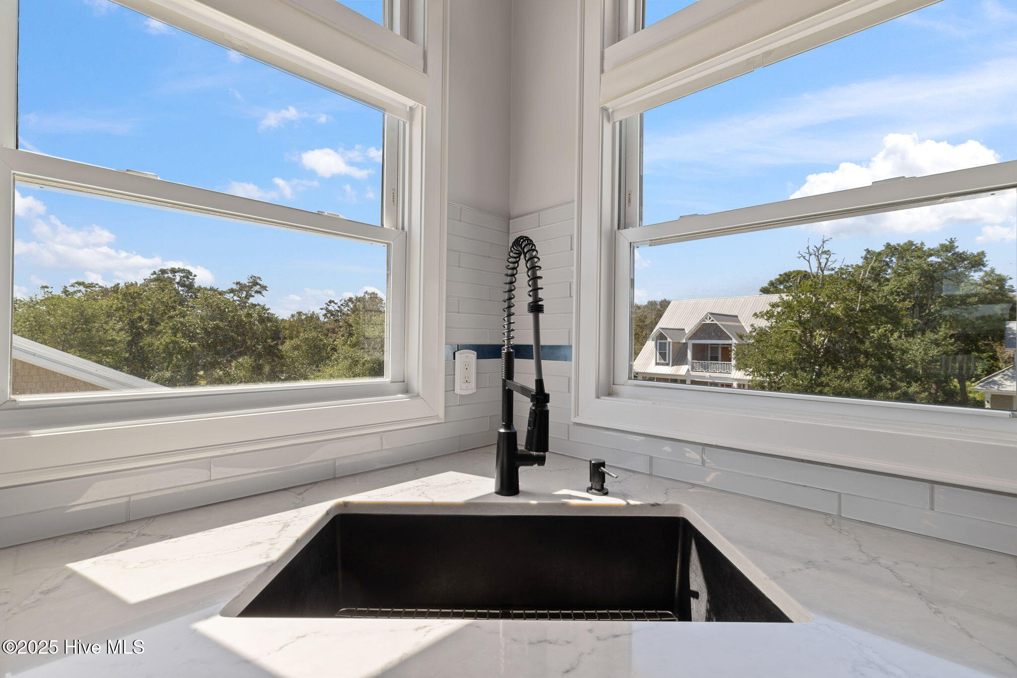 100548263 | Photo 27