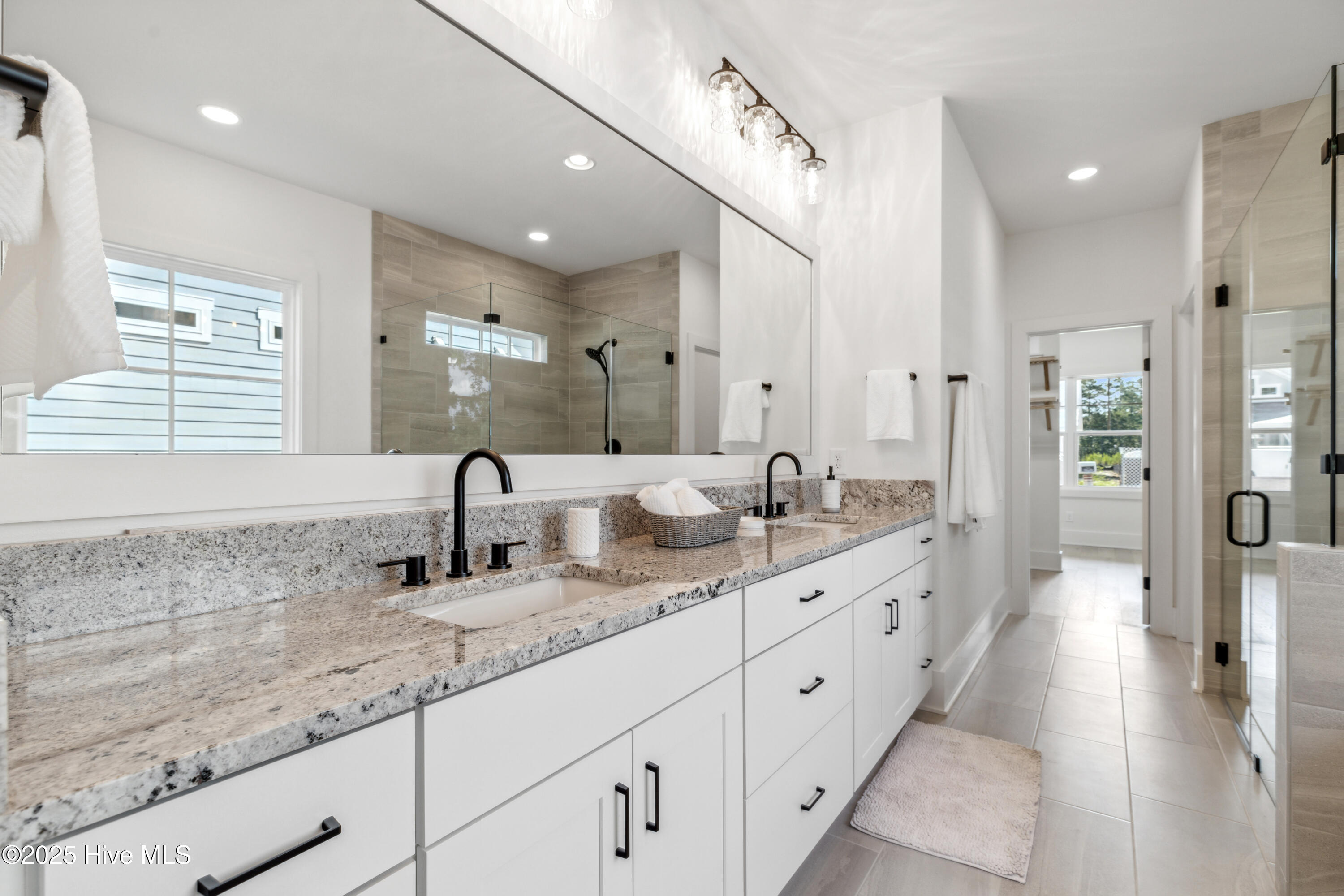 100523457 | Photo 37