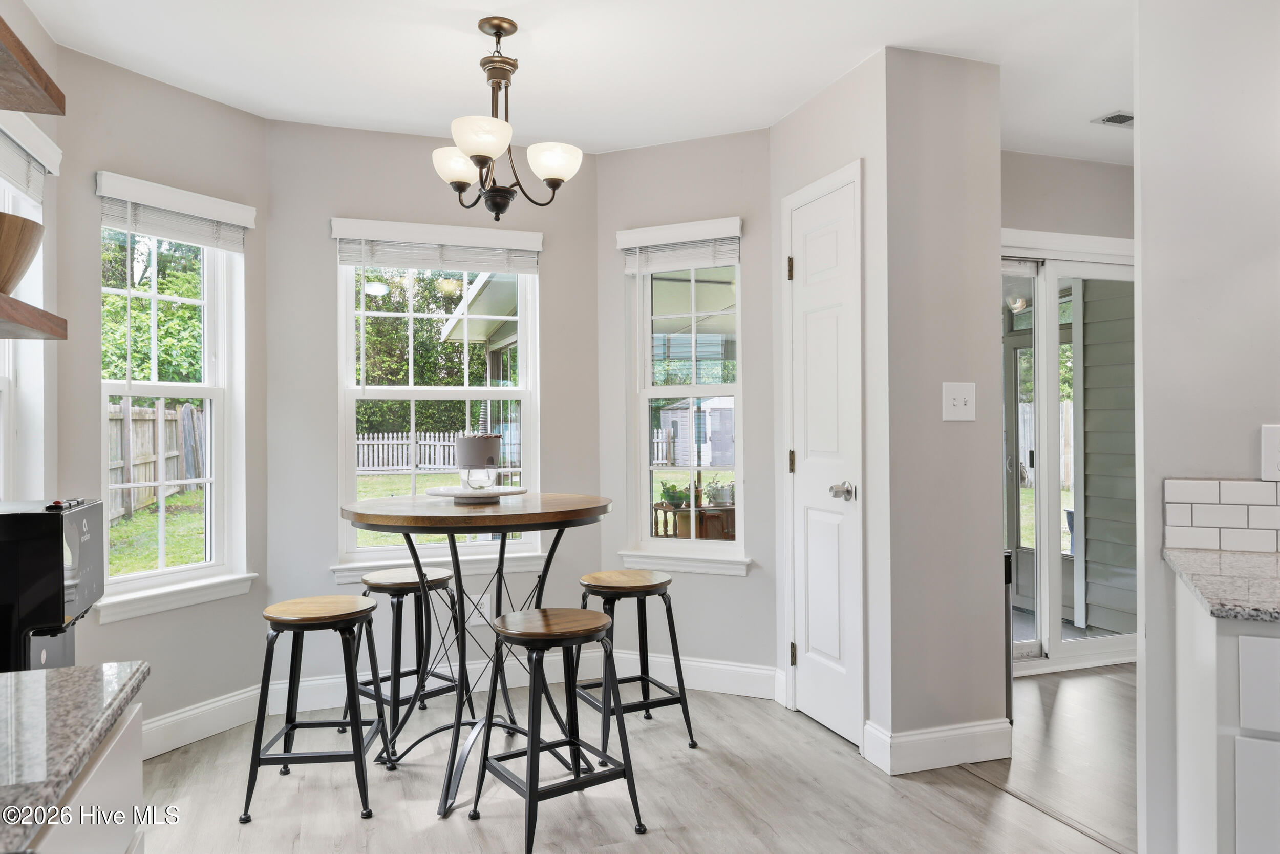 100565857 | Photo 18