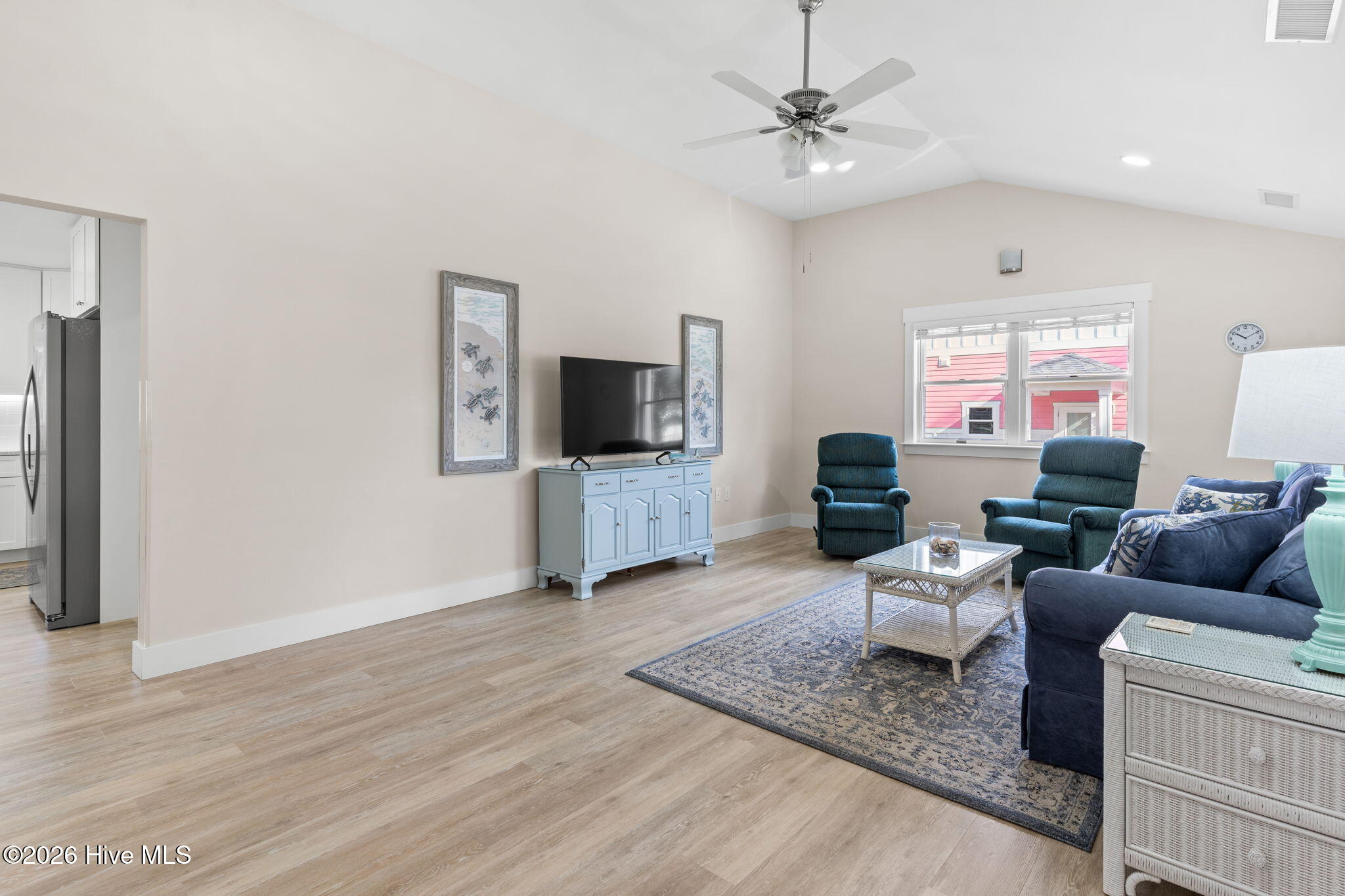 100562646 | Photo 14