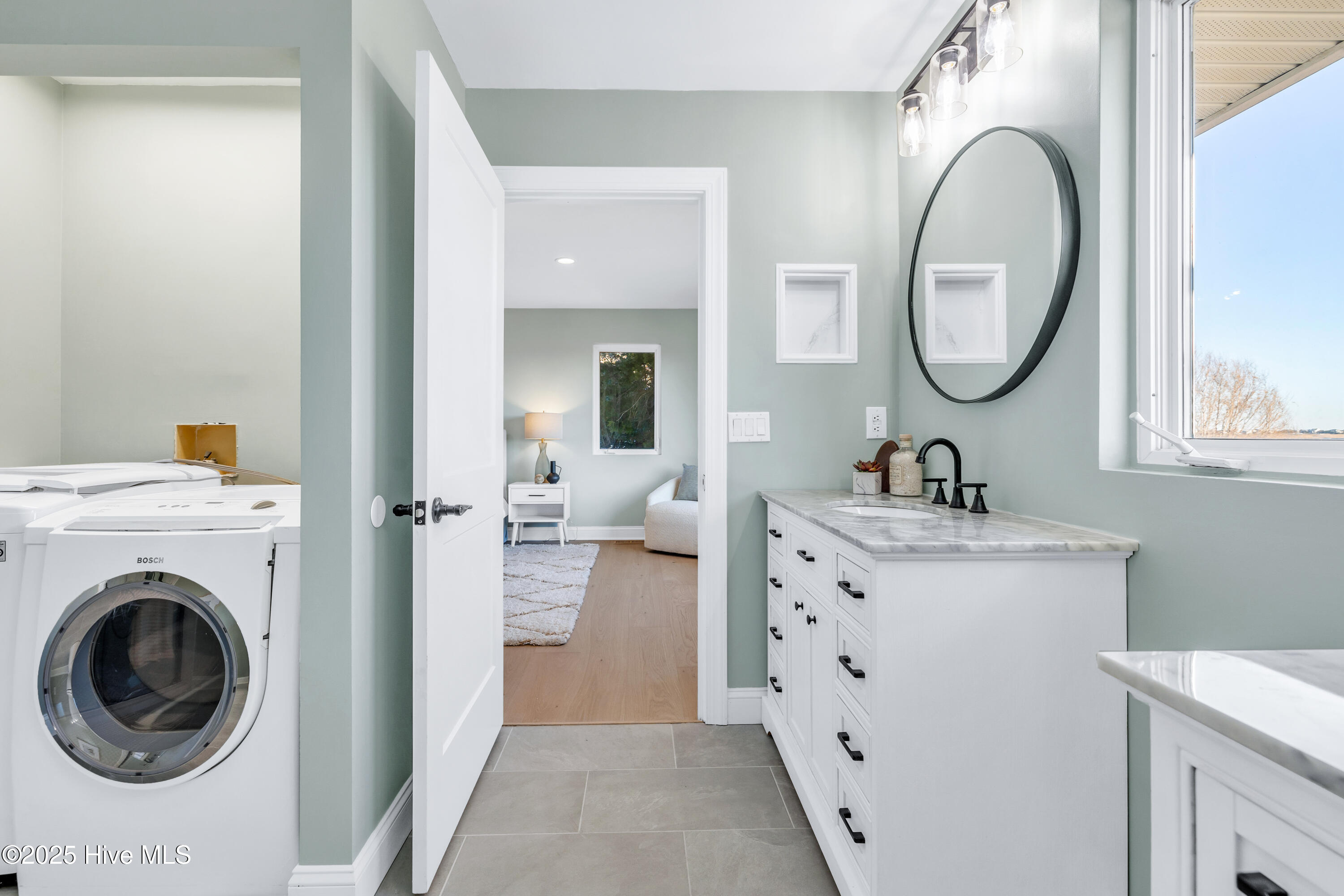 100545827 | Photo 35