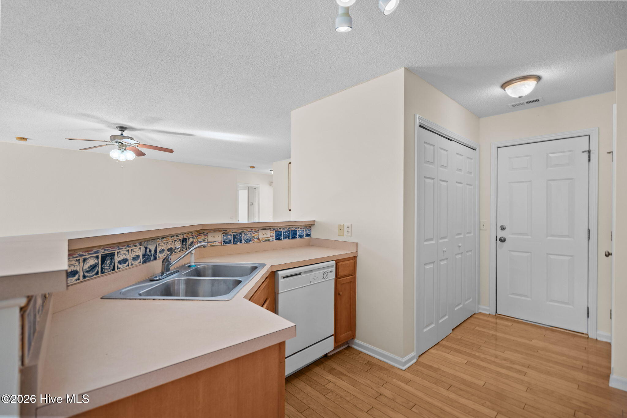 100560946 | Photo 24