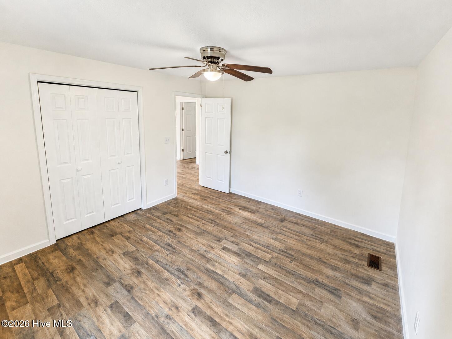 18_empty_modern_room_with_ceiling_fan