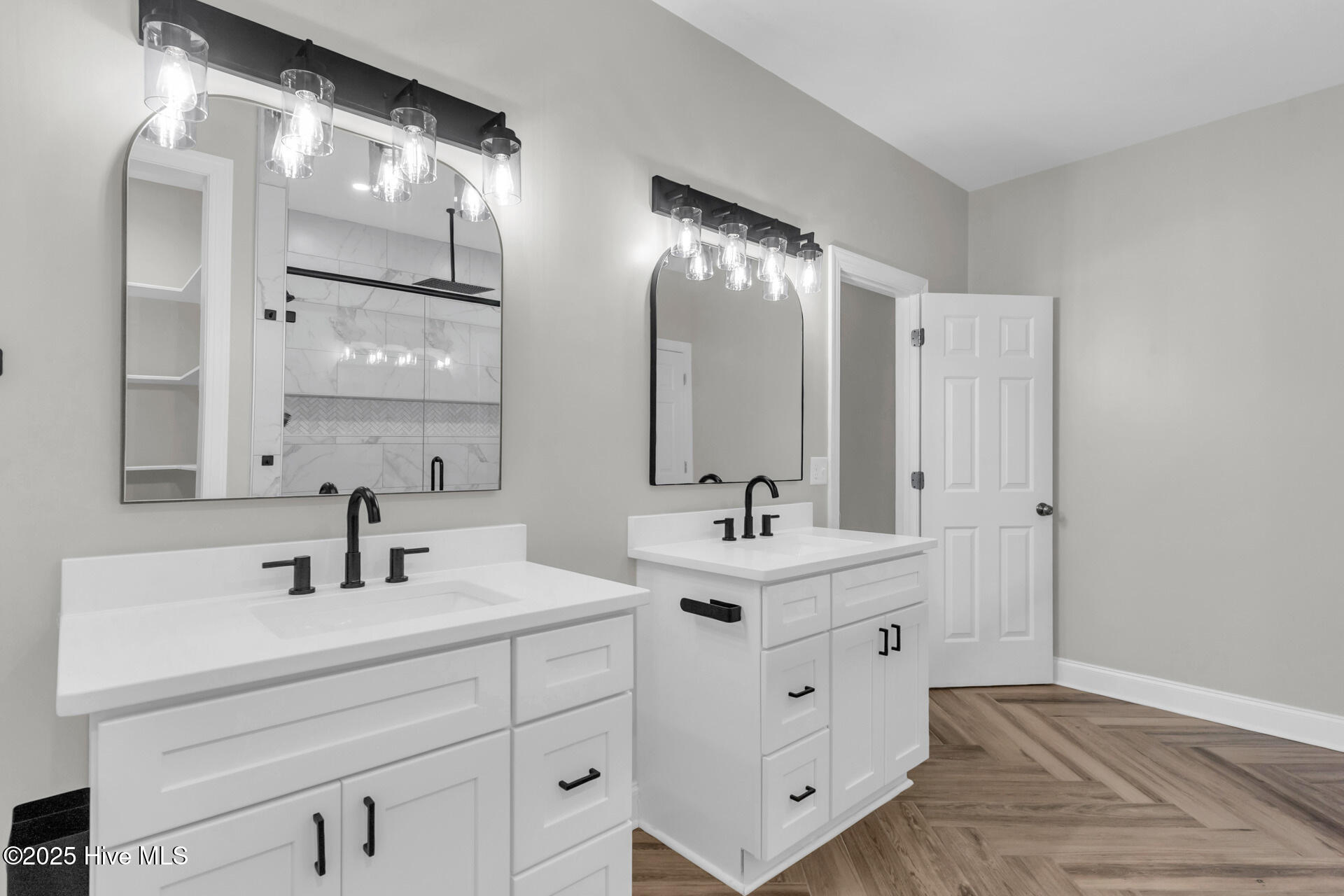 100532167 | Photo 30