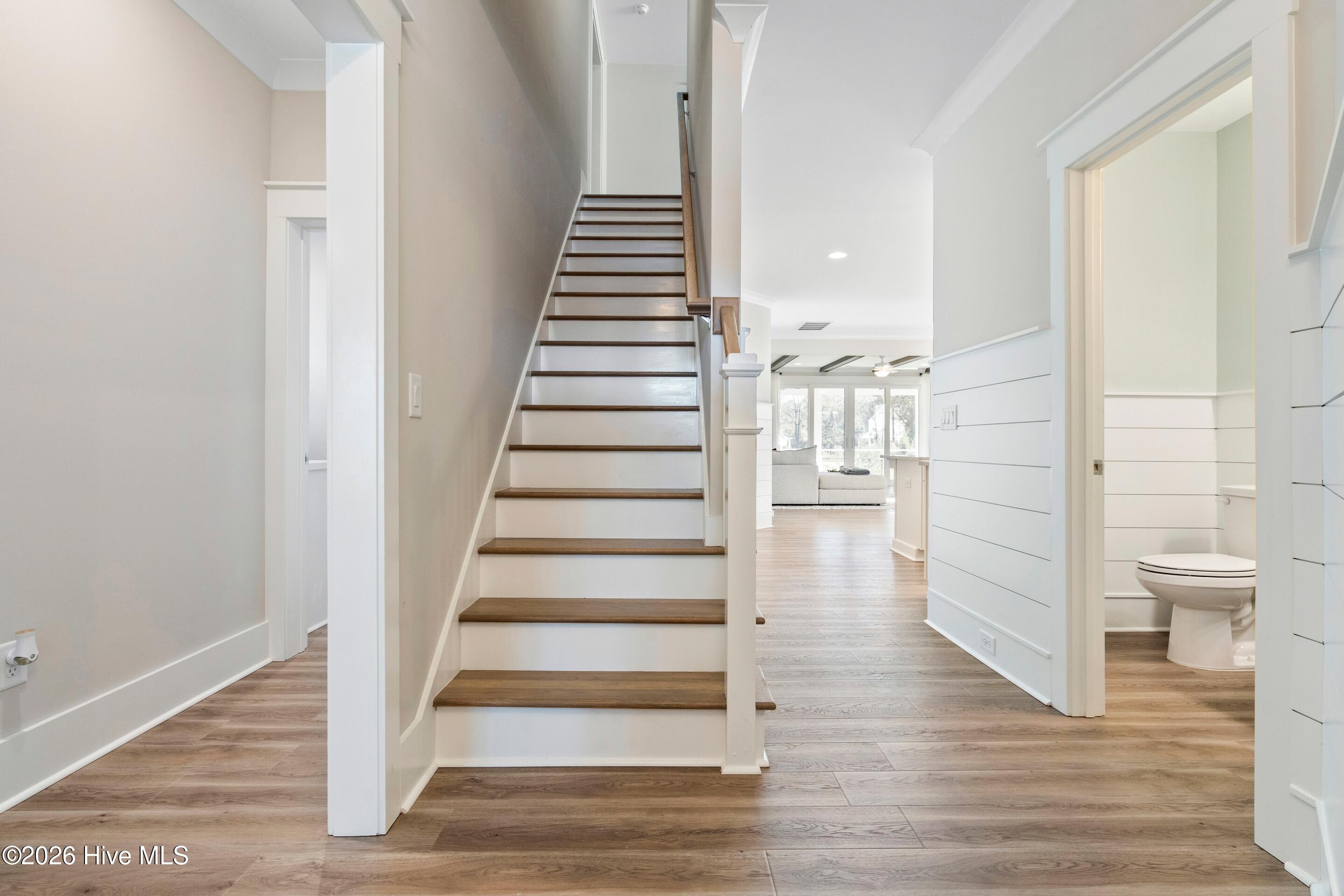 100549820 | Photo 25