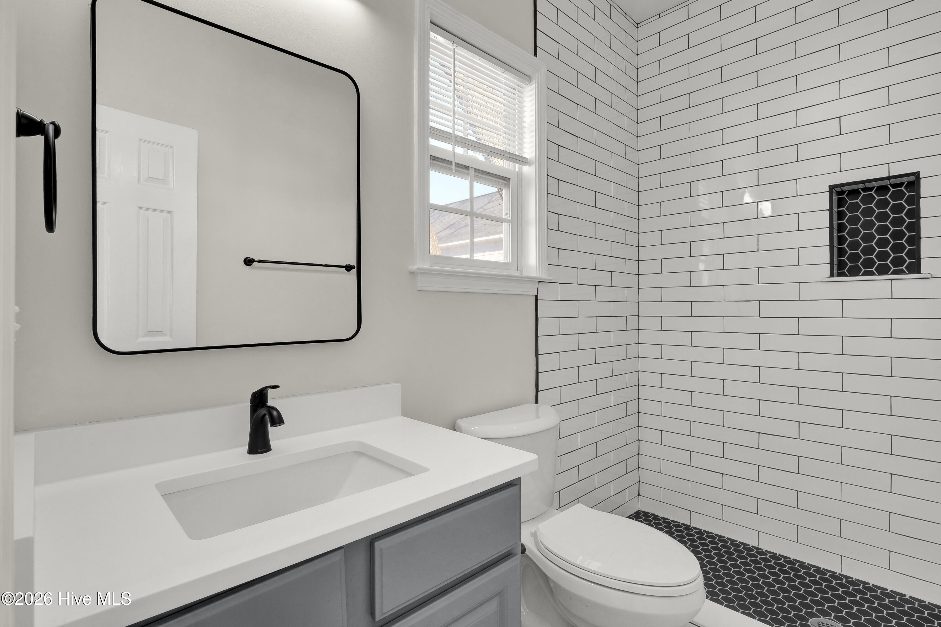 100563177 | Photo 19