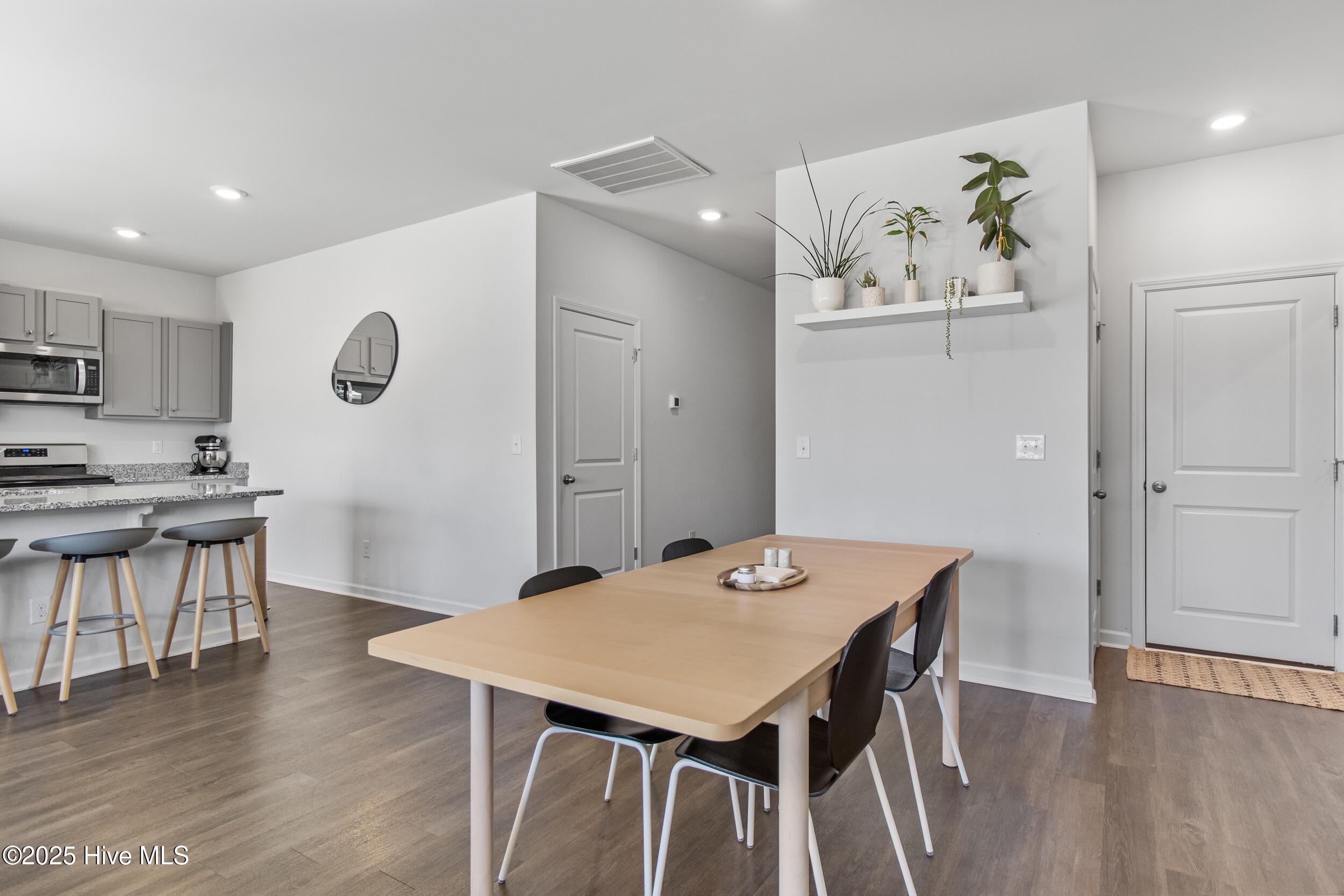 100535105 | Photo 16