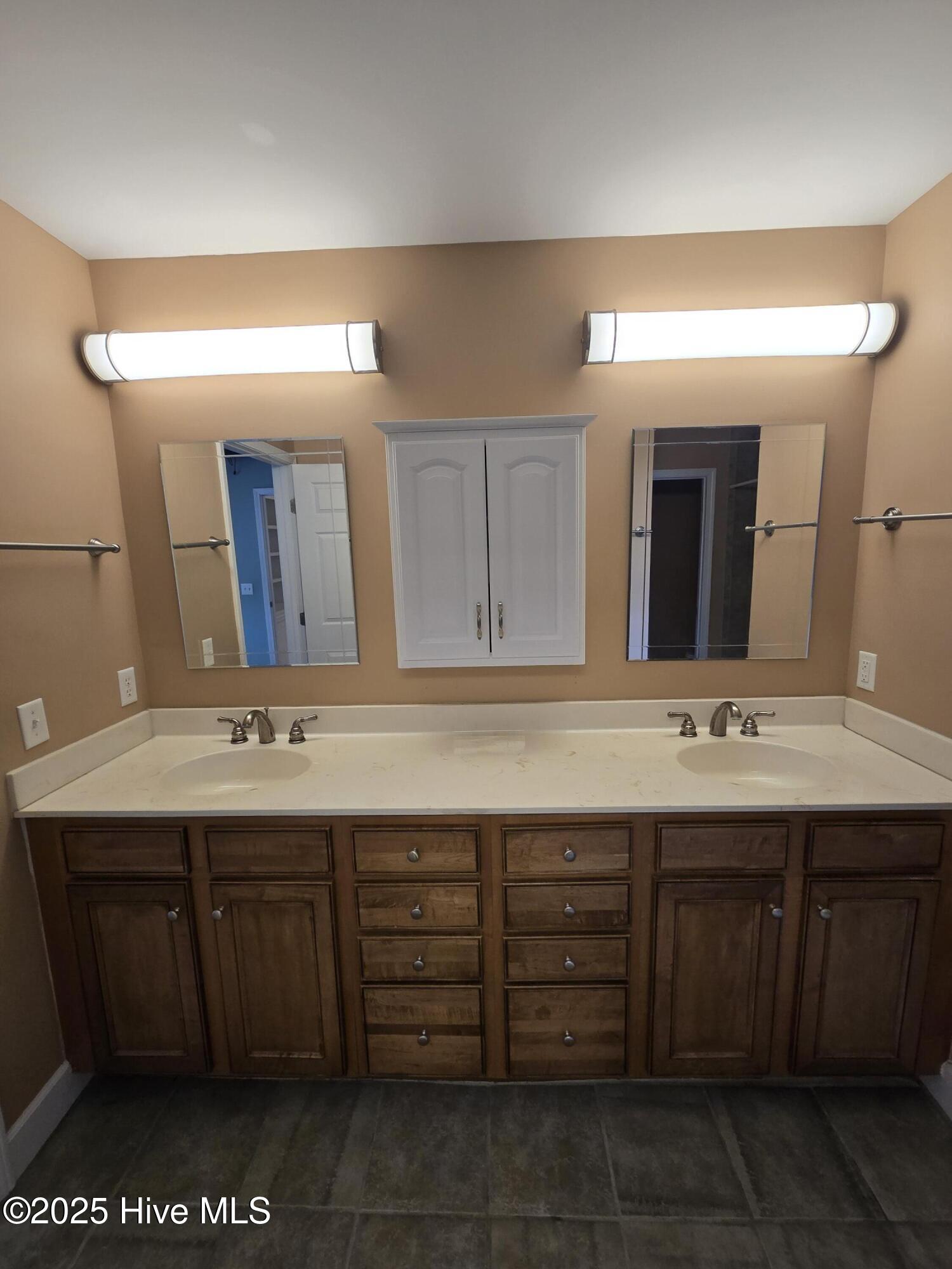 100543603 | Photo 15