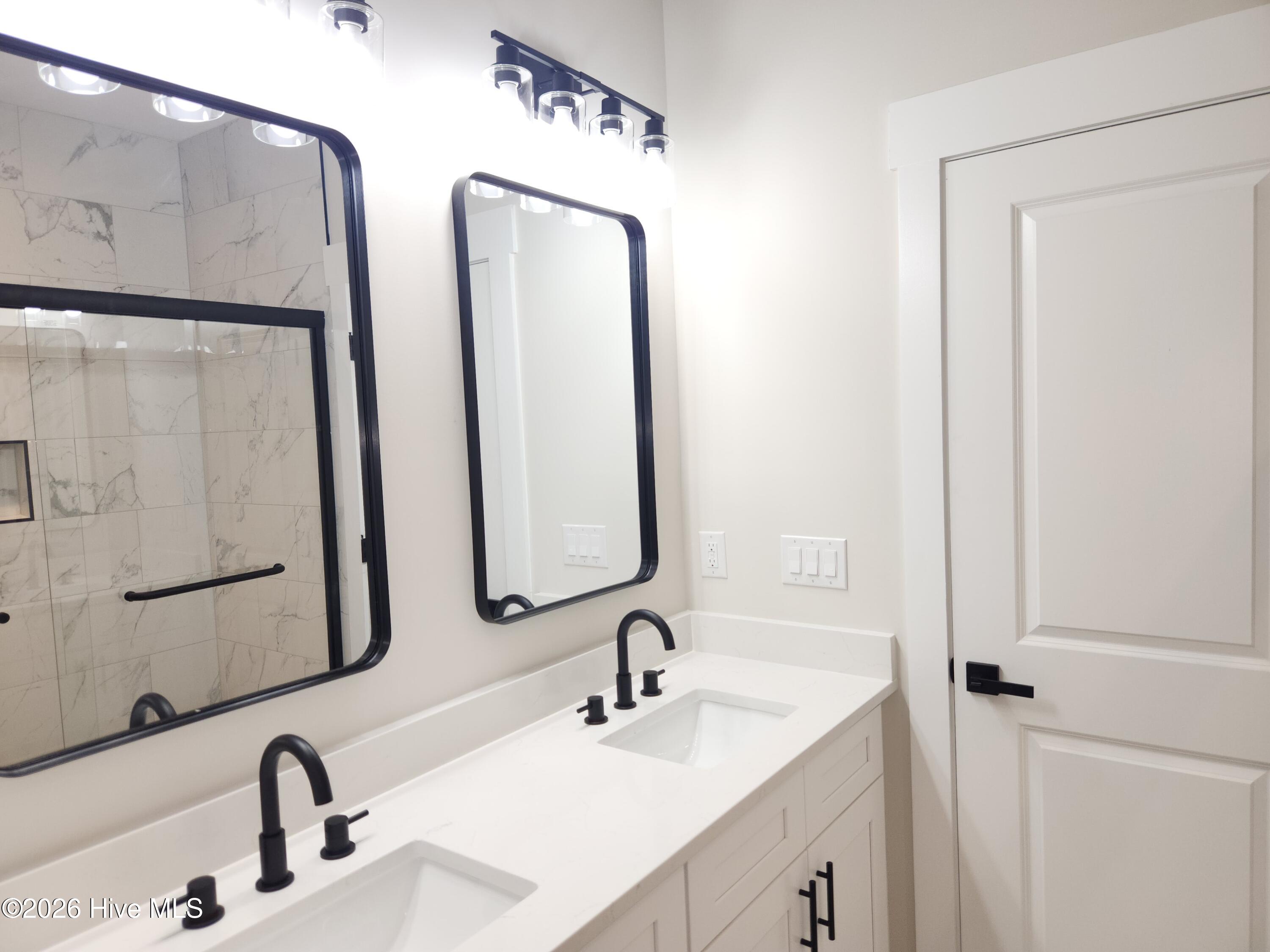 100567730 | Photo 32