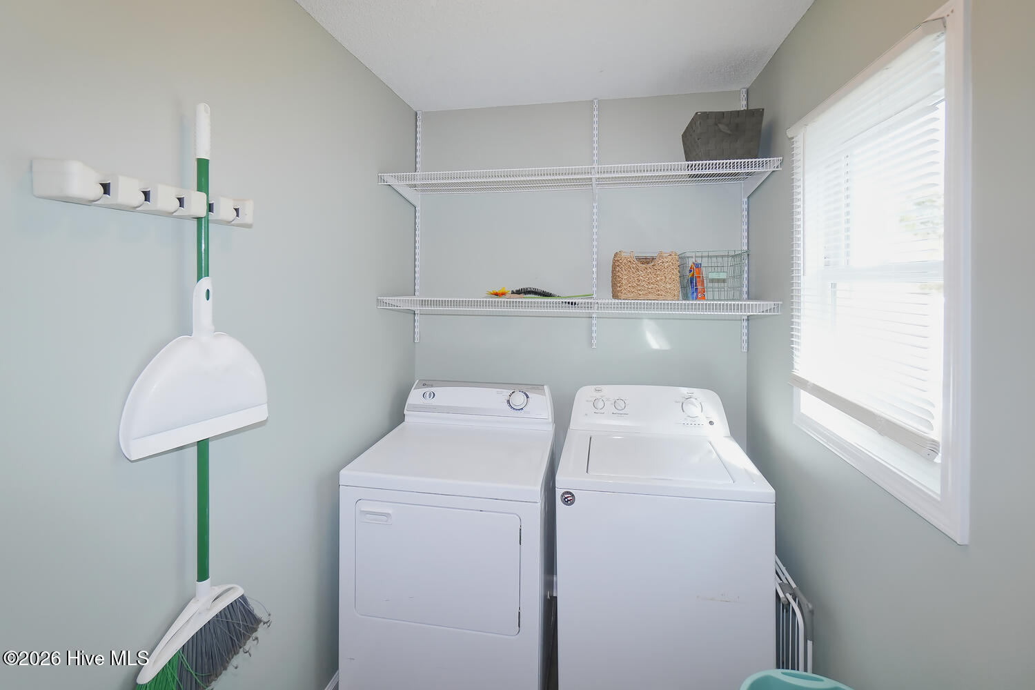 100548461 | Photo 25