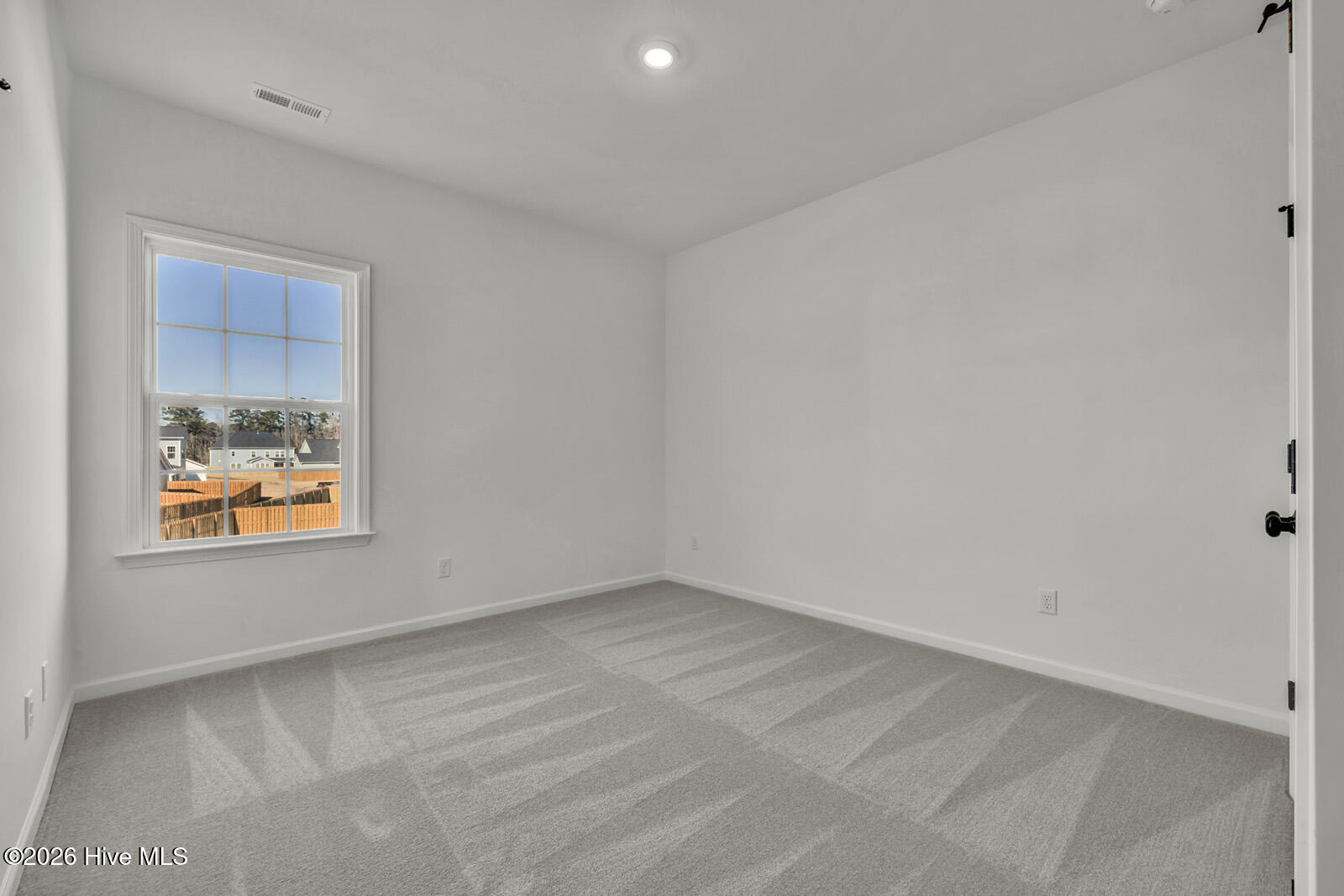 100561900 | Photo 24