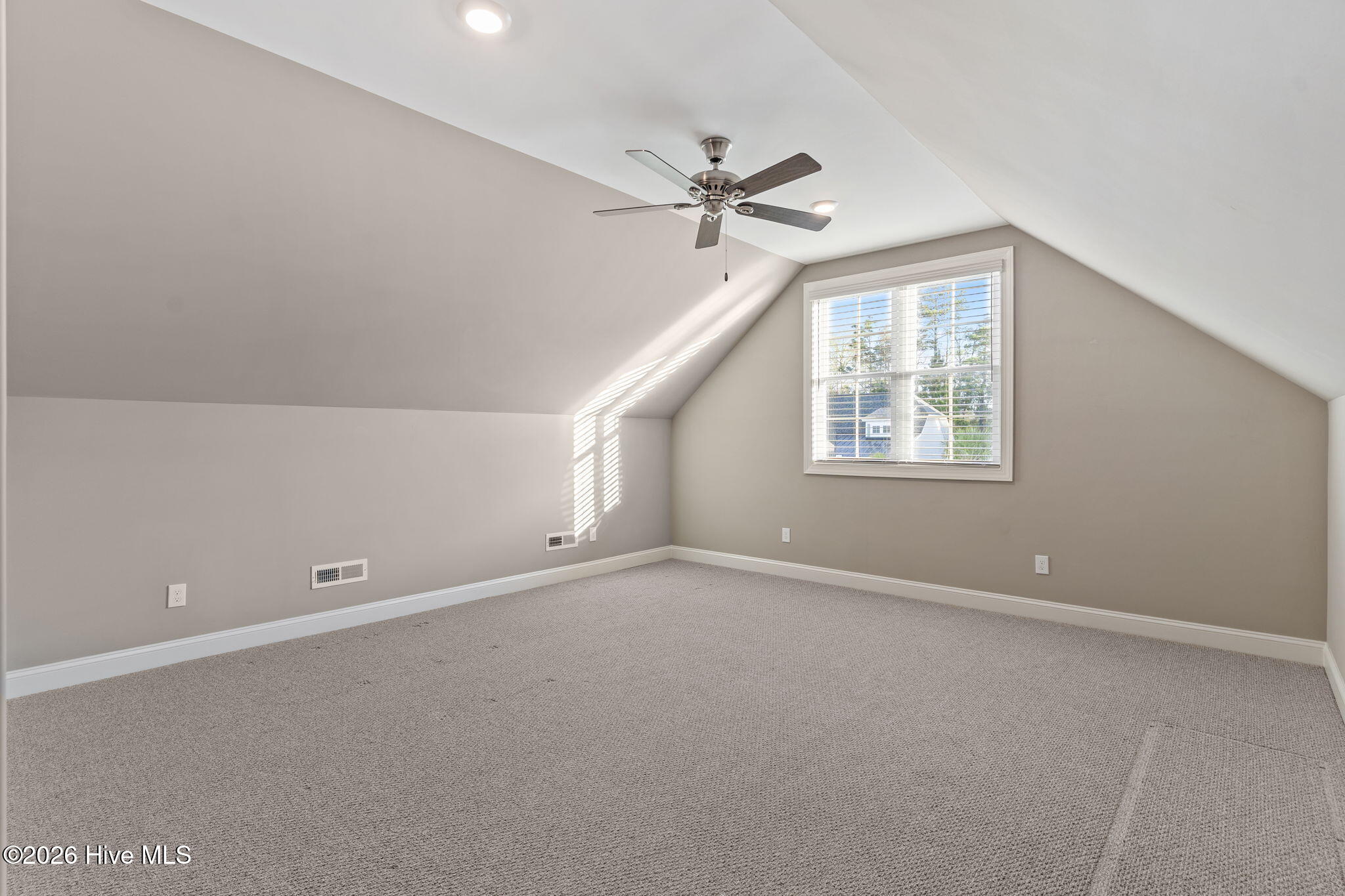 100566700 | Photo 31