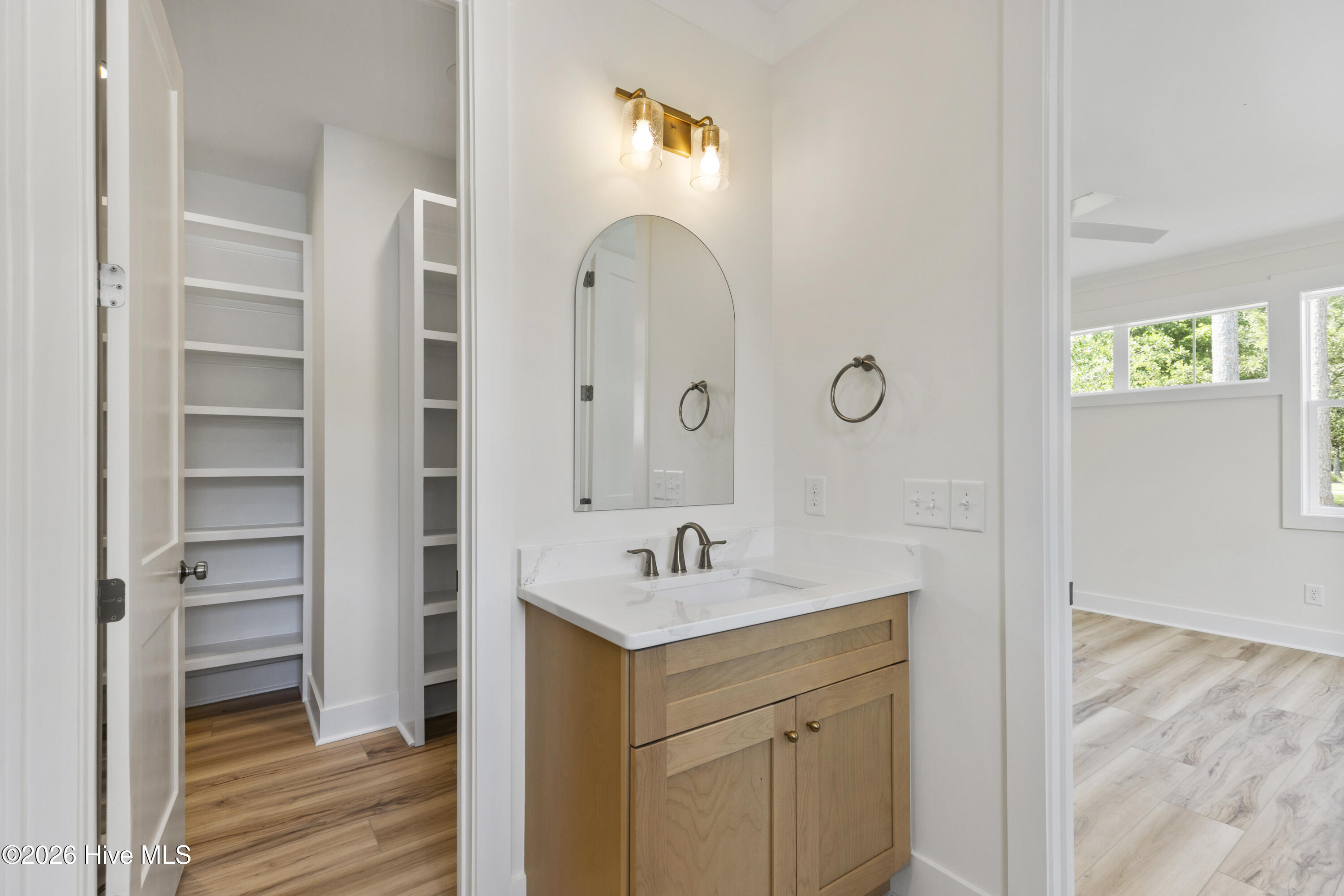 100553830 | Photo 26