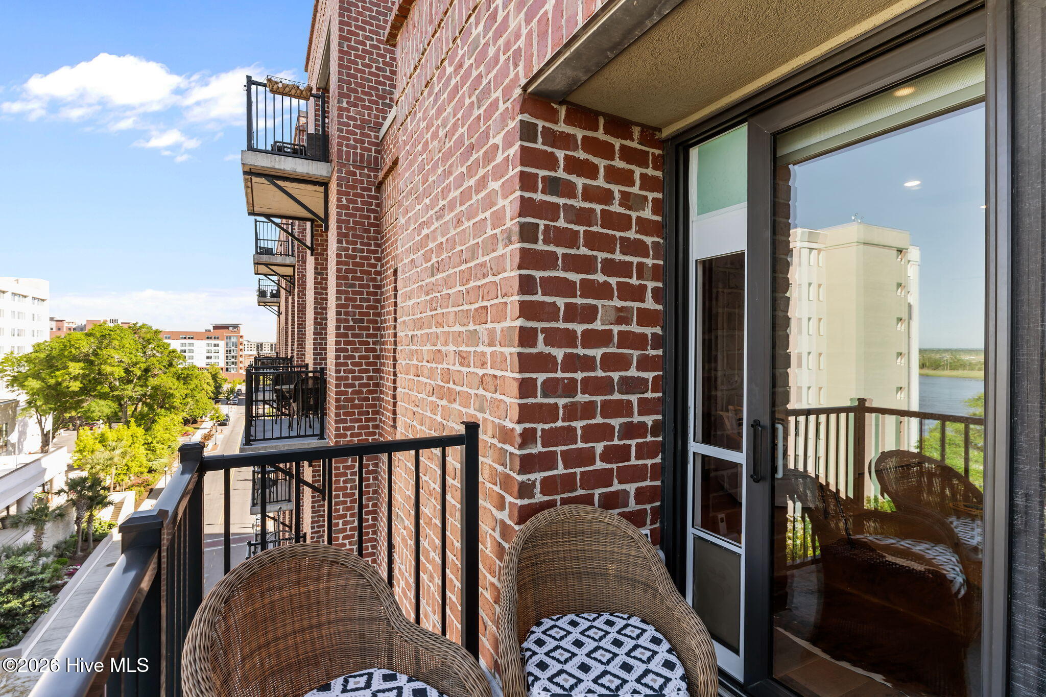 100565283 | Photo 38