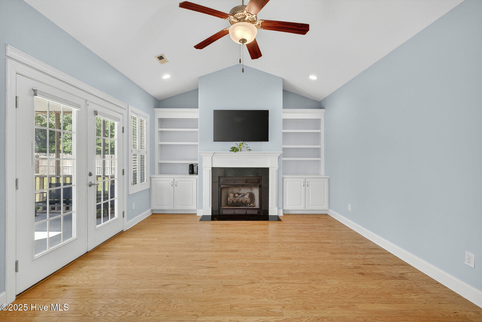 100535403 | Photo 18