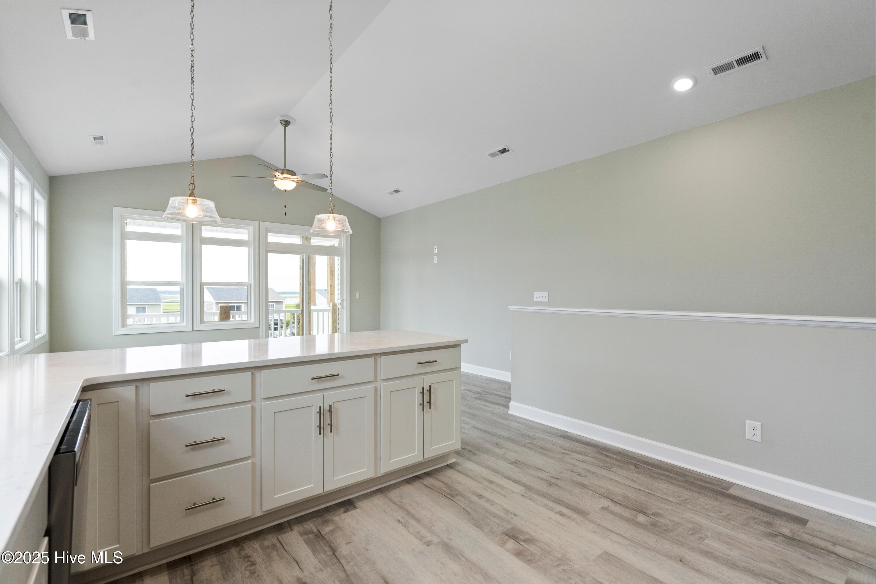 100525905 | Photo 37