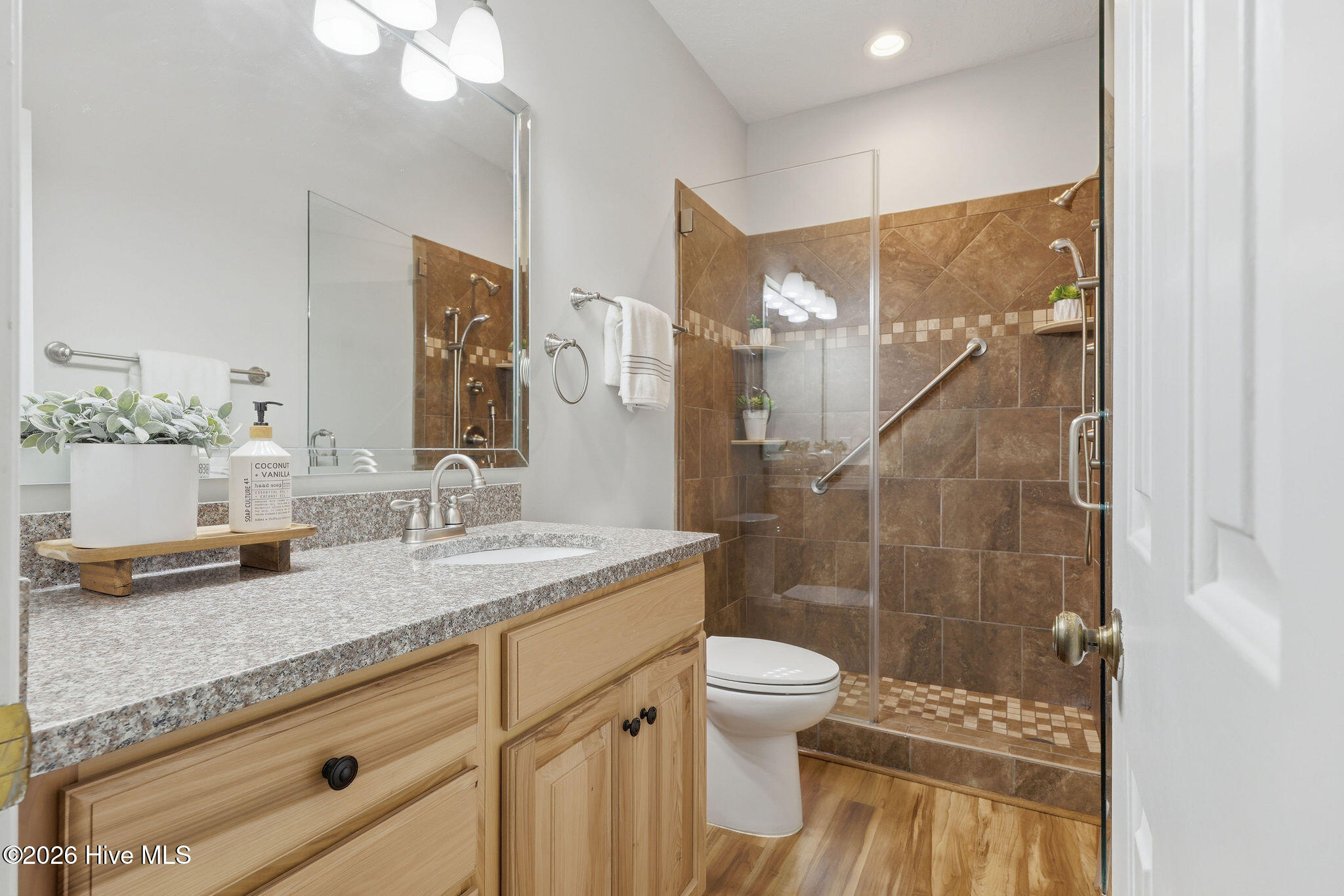 100569569 | Photo 39