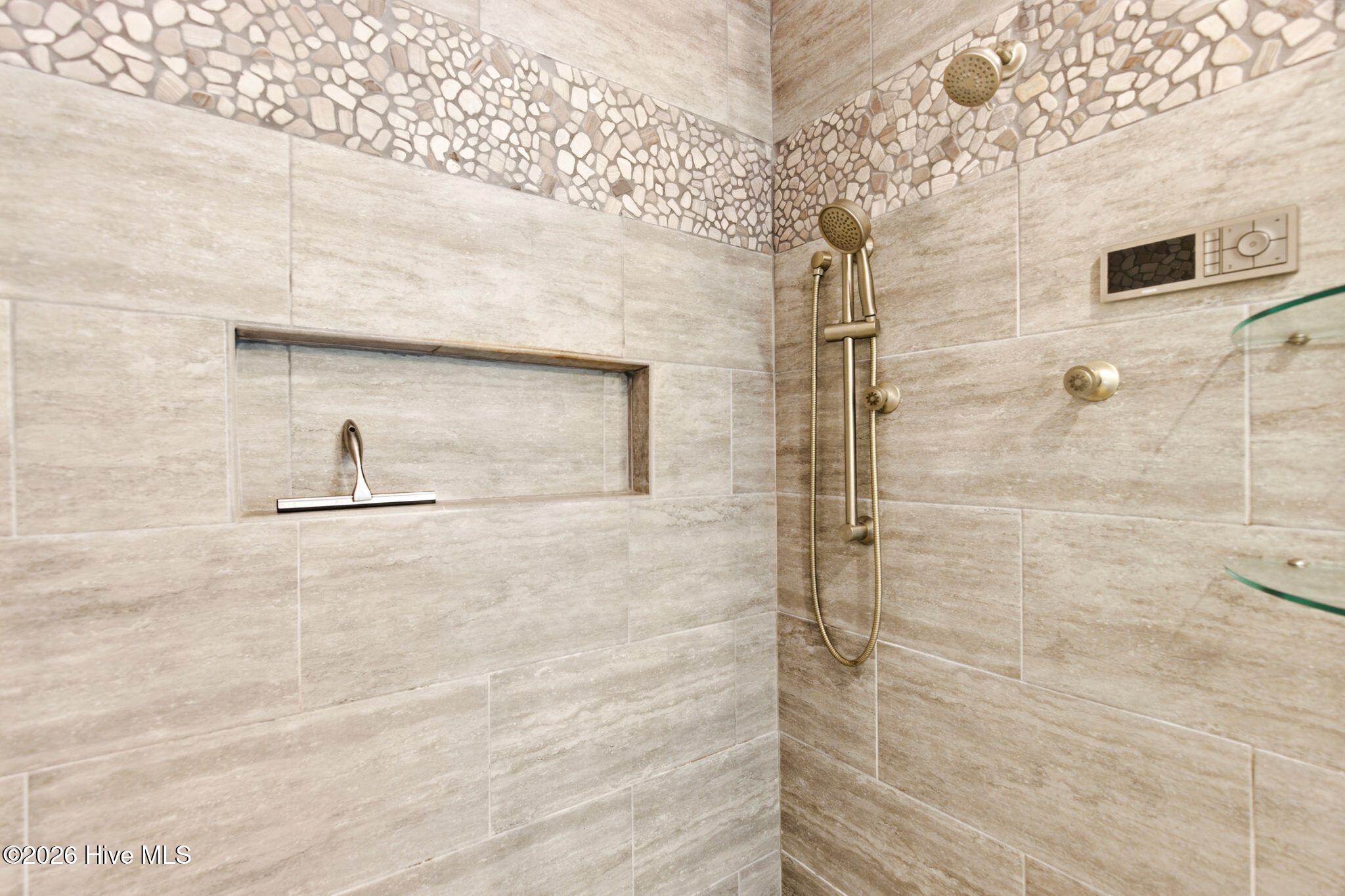 100567586 | Photo 25