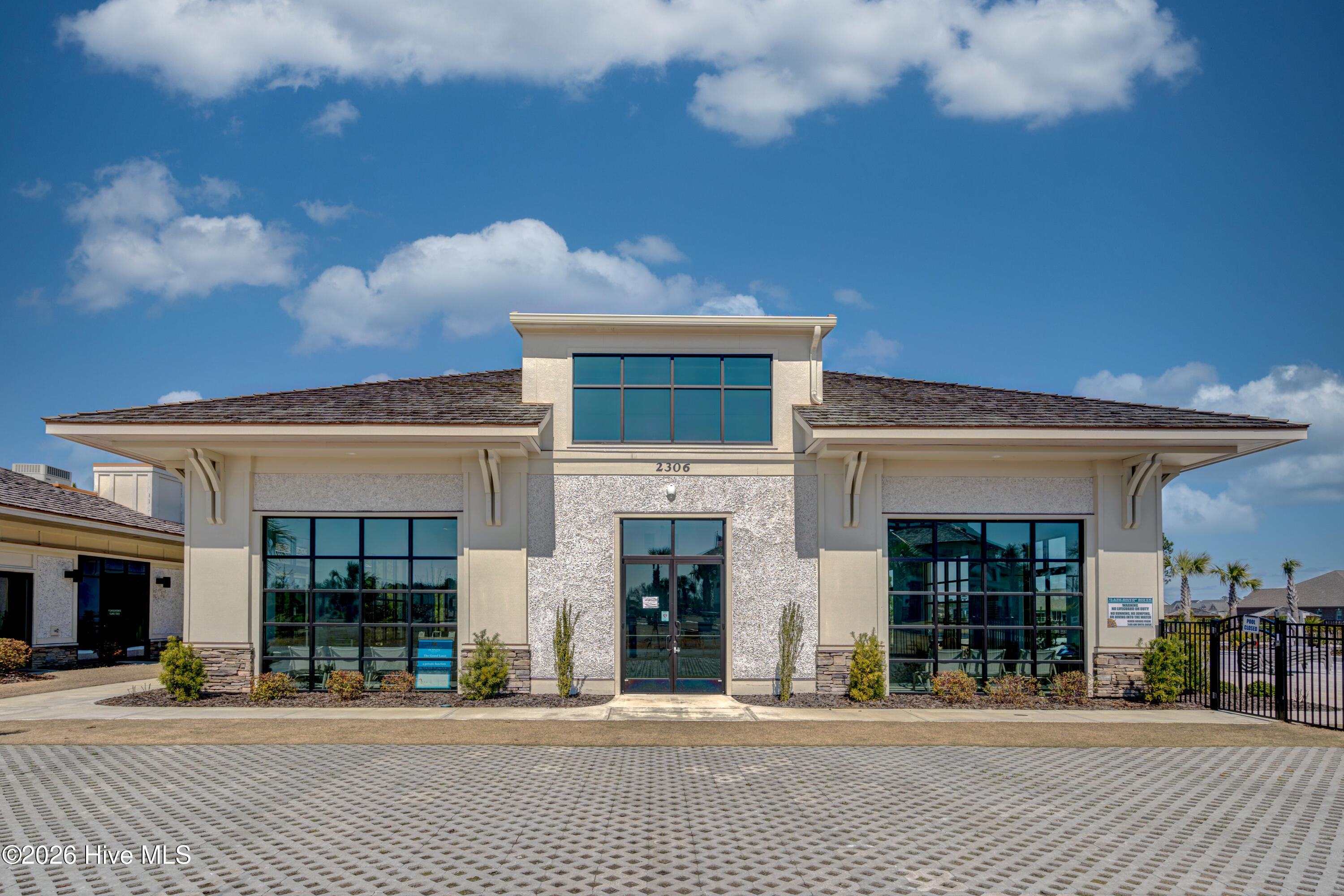 100558232 | Photo 75