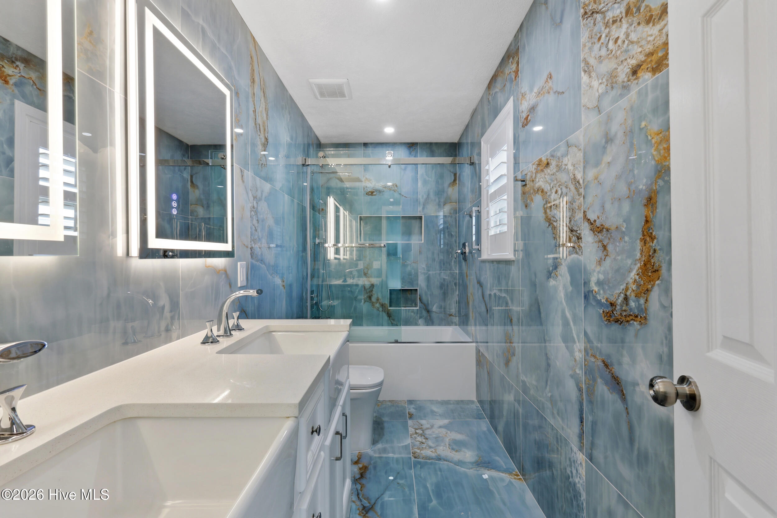 100567989 | Photo 28