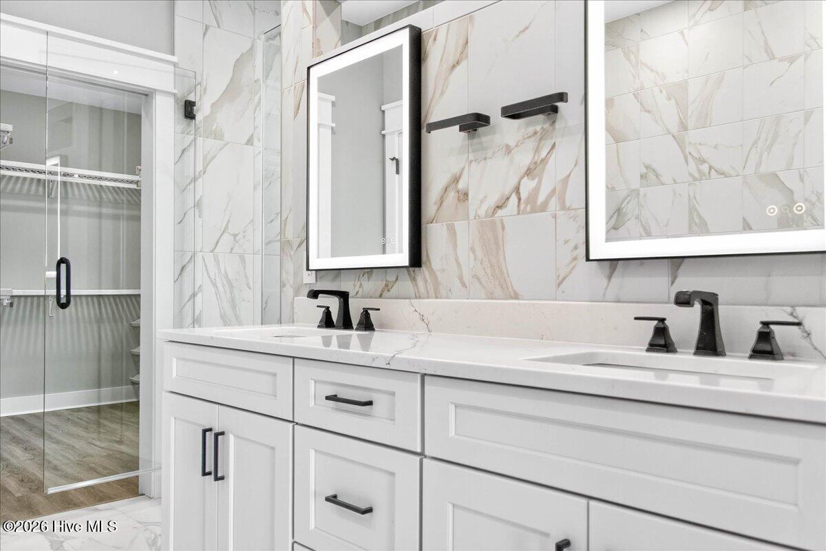 100562322 | Photo 52