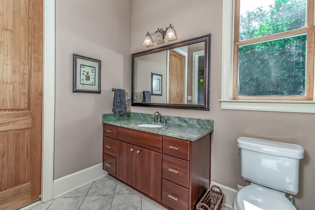 MIL Suite - Full Bath - vanity w/ granite counter