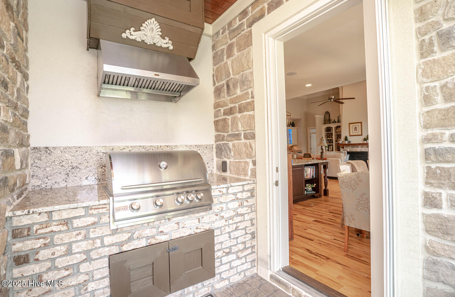 100514685 | Photo 75