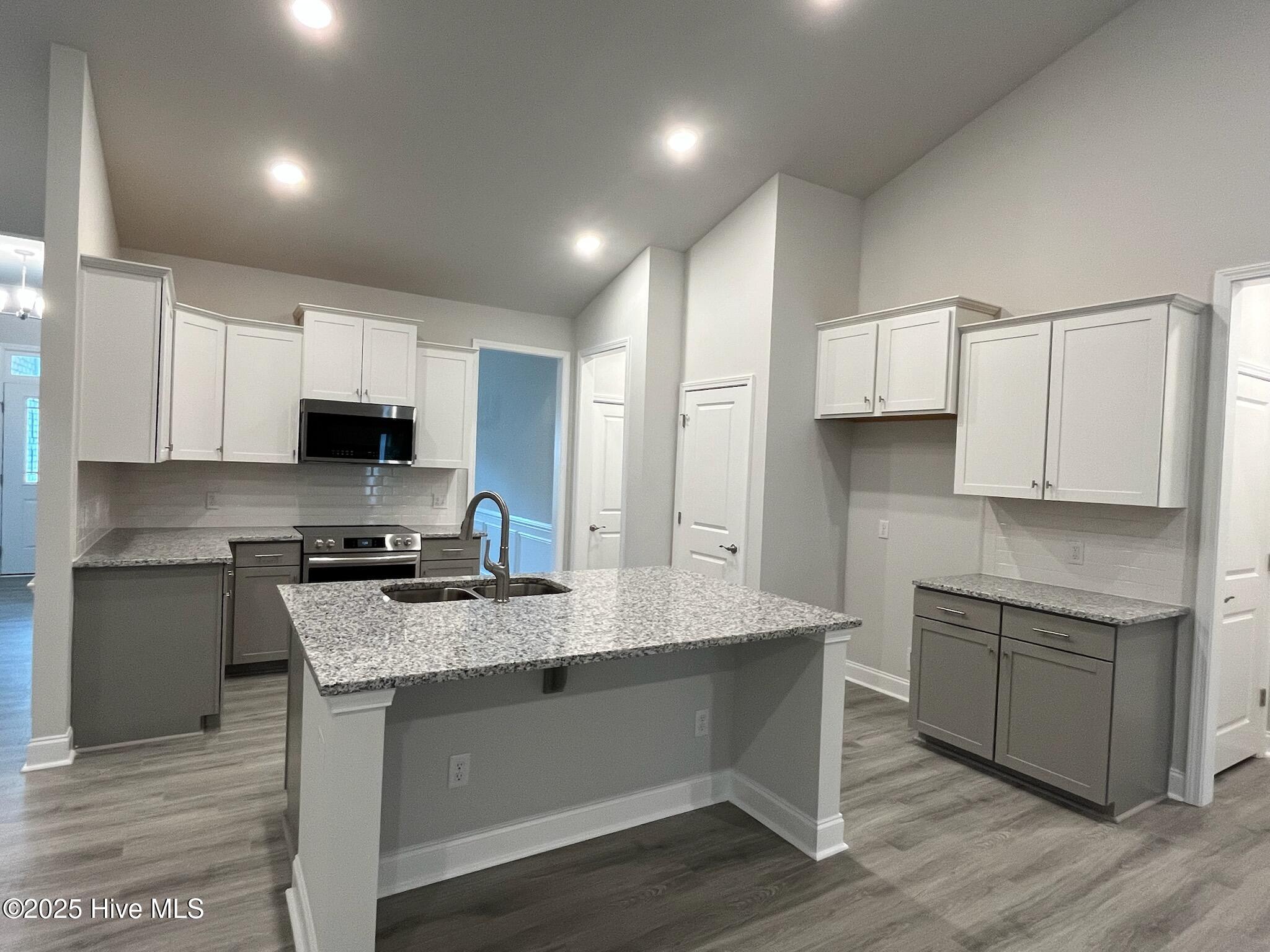 100428148 | Photo 11