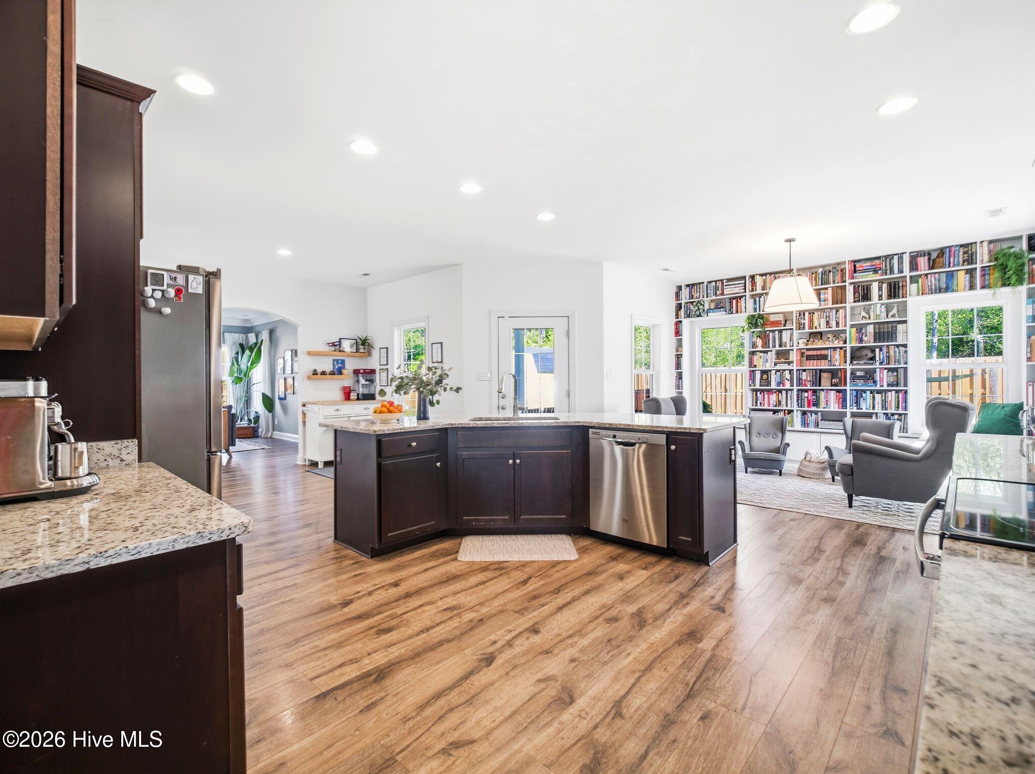 100569153 | Photo 24