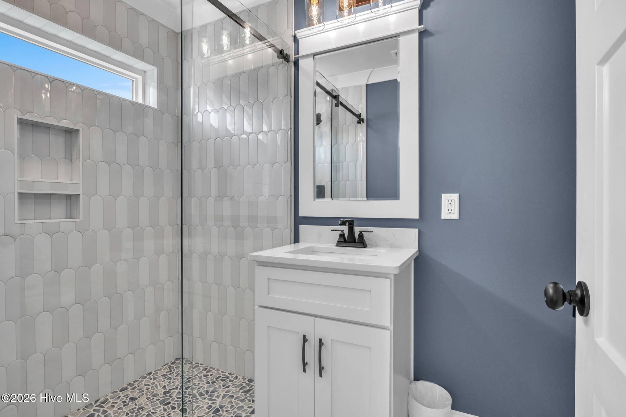 100558345 | Photo 35