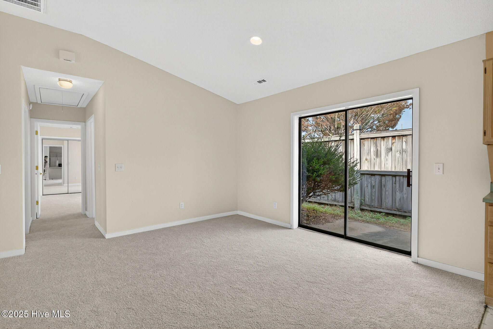 100536798 | Photo 14