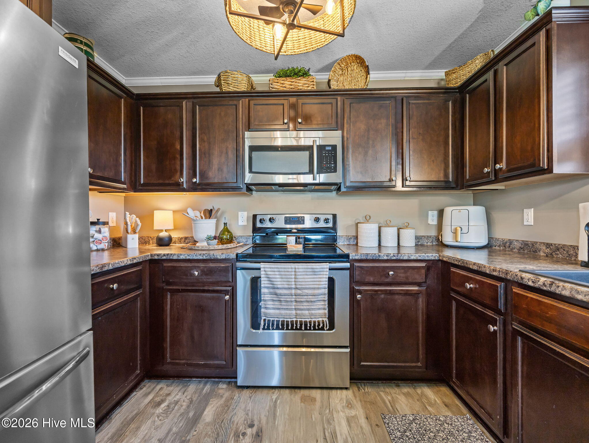 100567595 | Photo 16