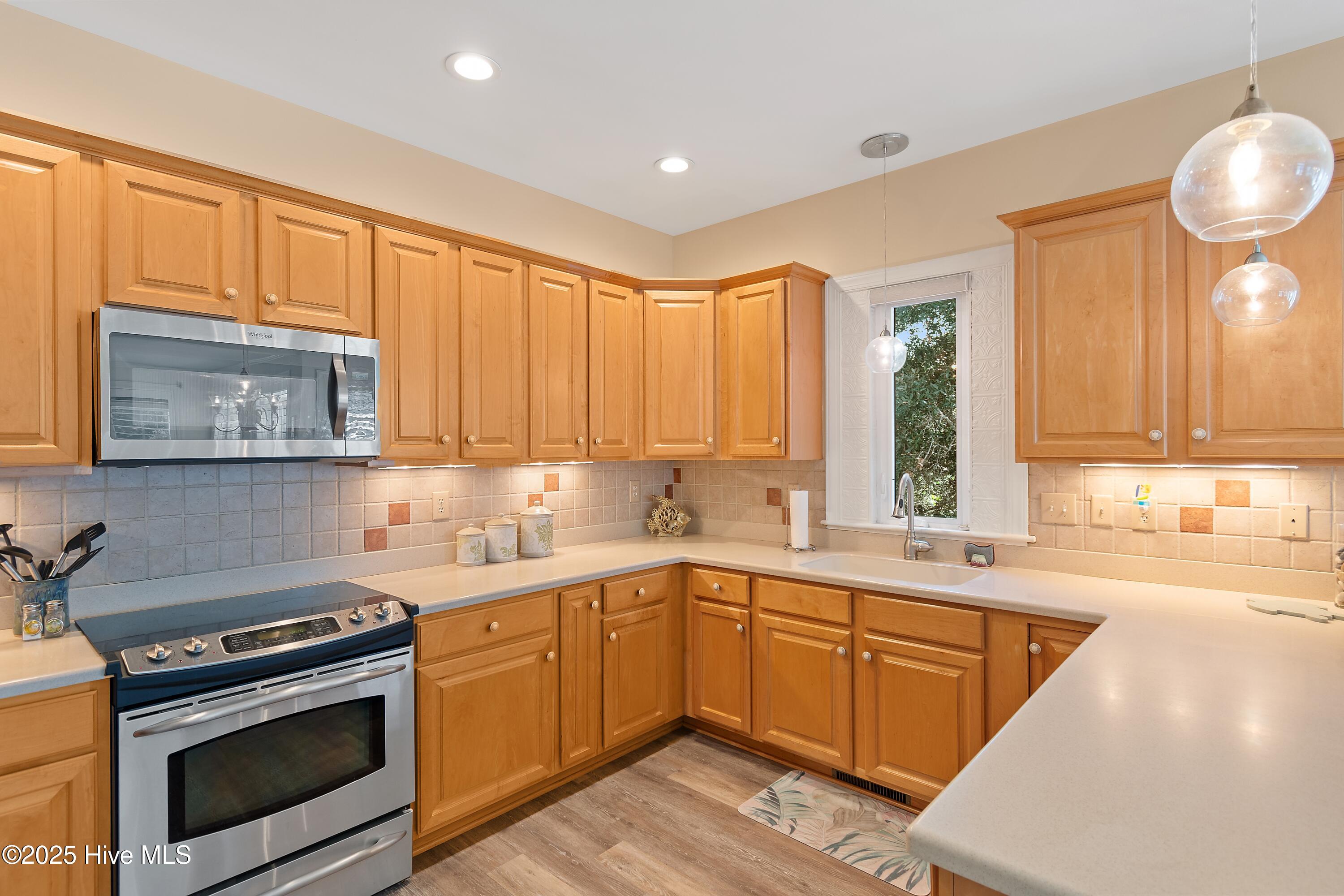 100533940 | Photo 21