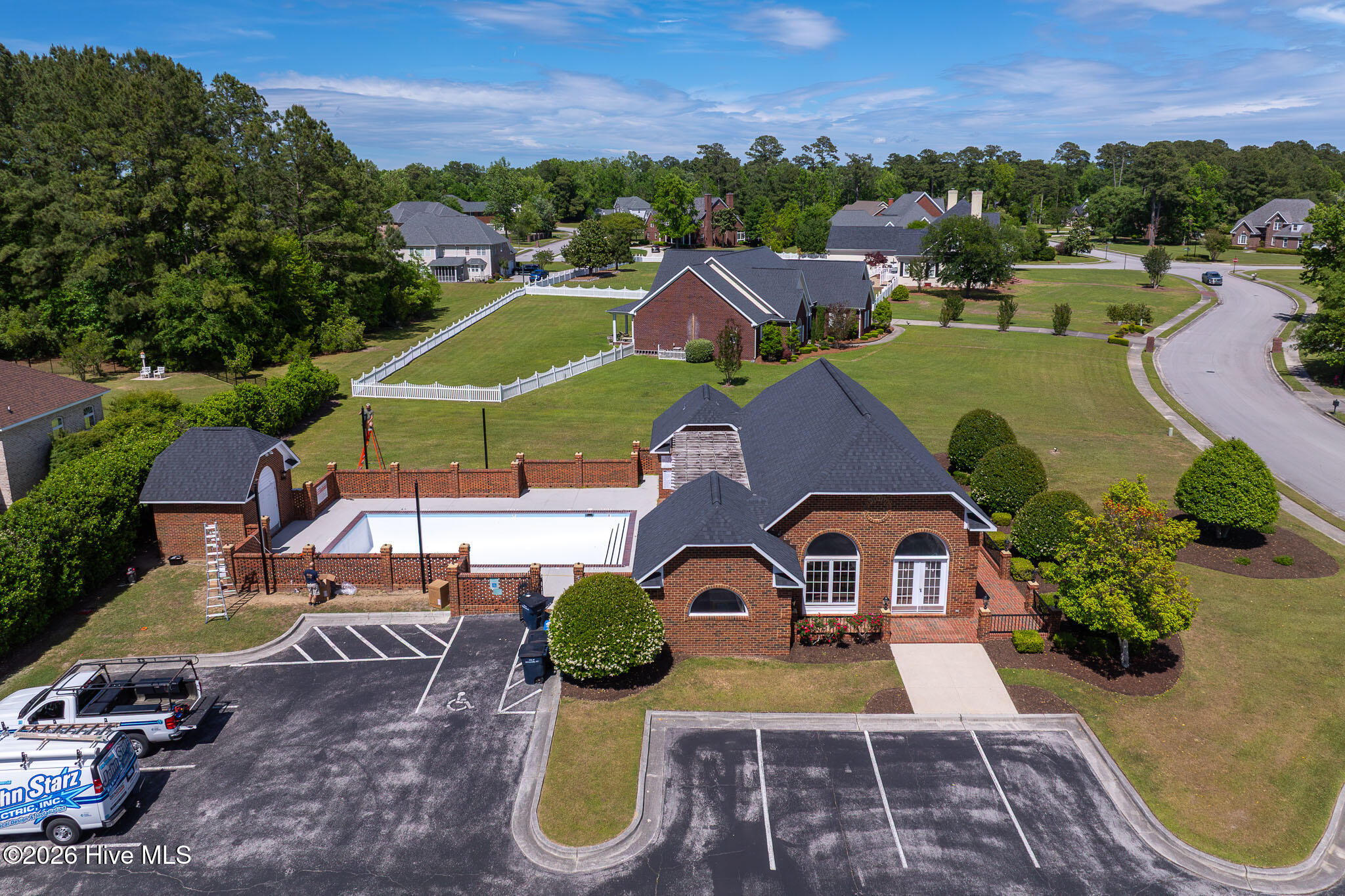 100570266 | Photo 90