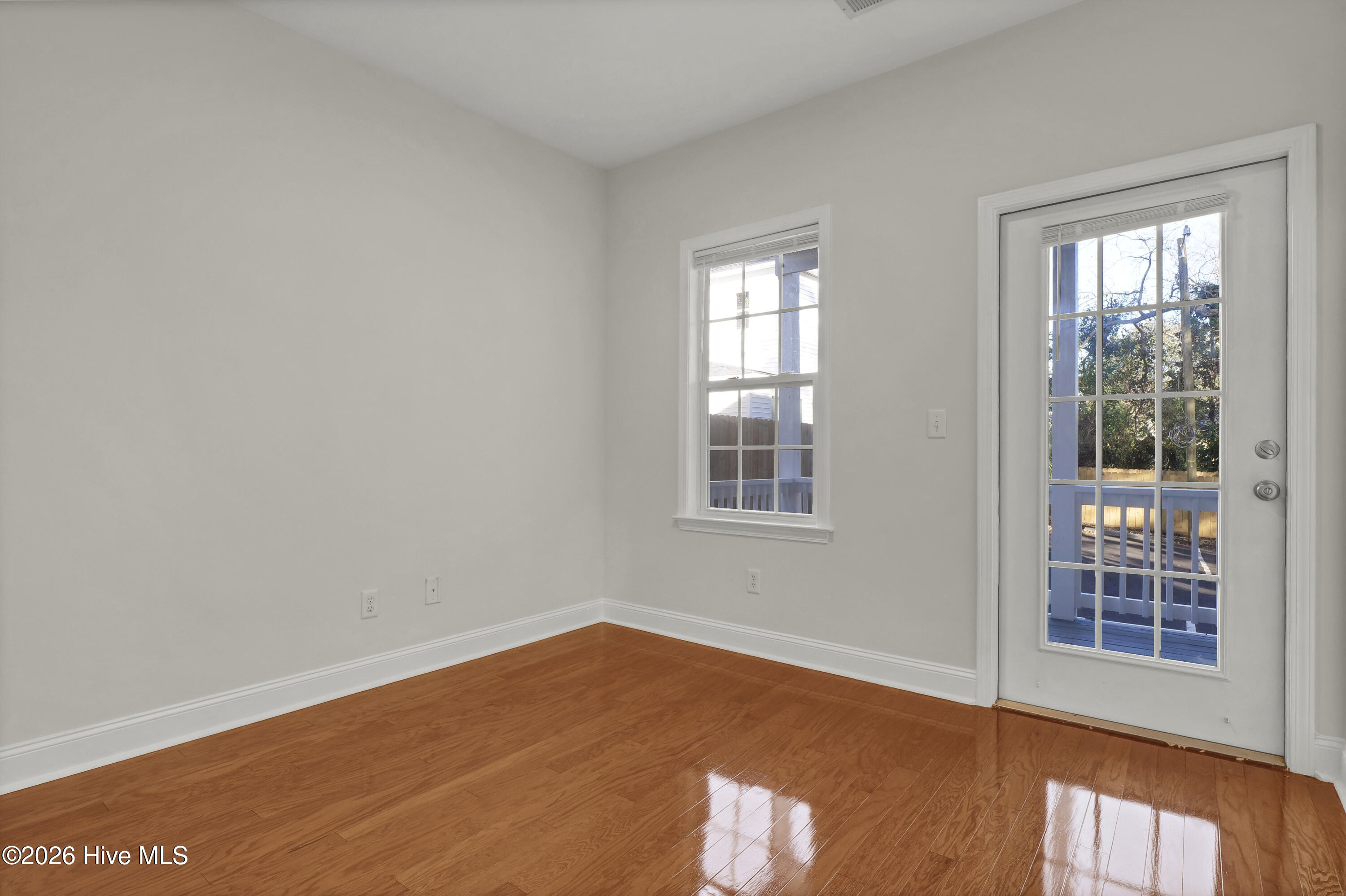 100548827 | Photo 25