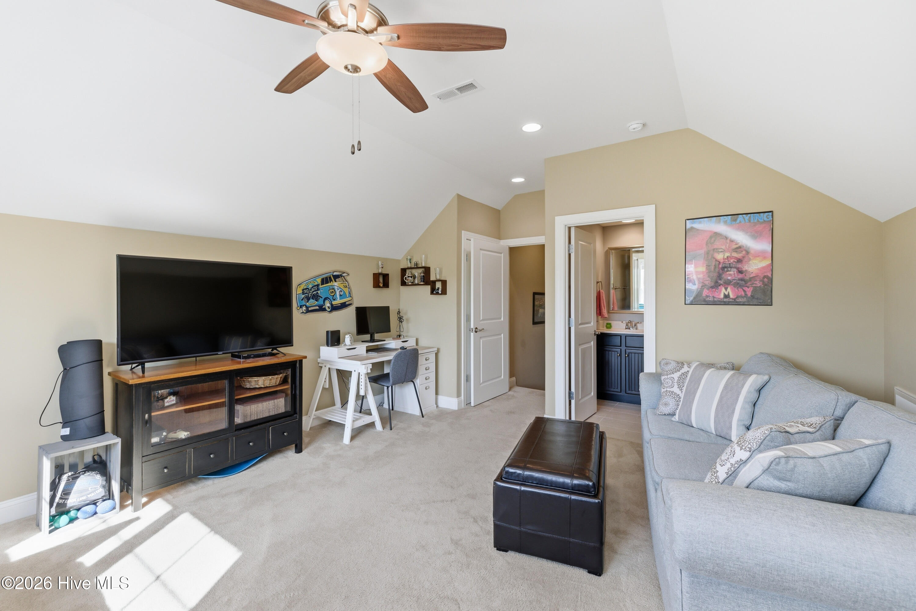 100570456 | Photo 38