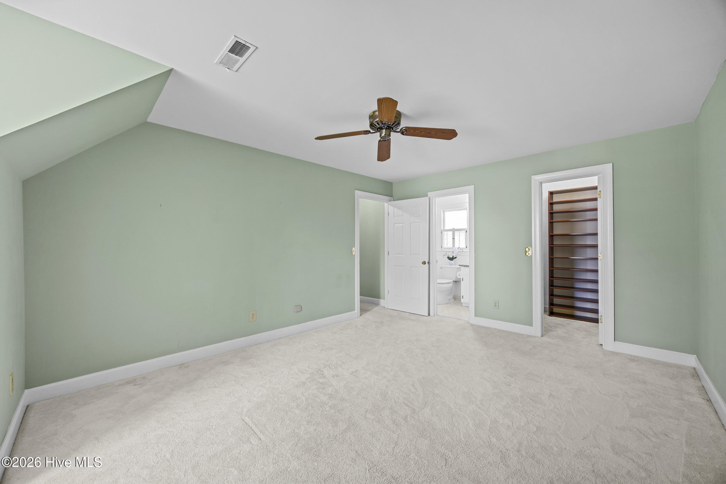 100560704 | Photo 44