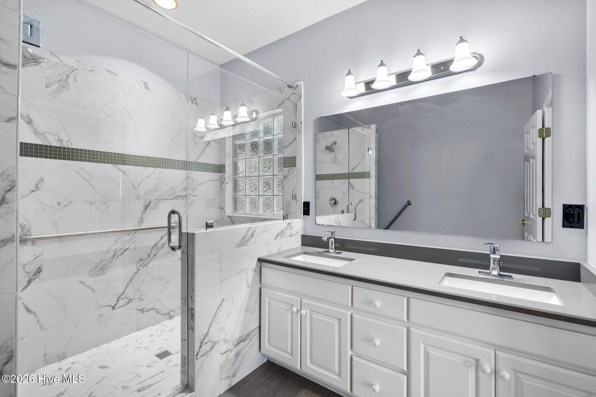 100570682 | Photo 19