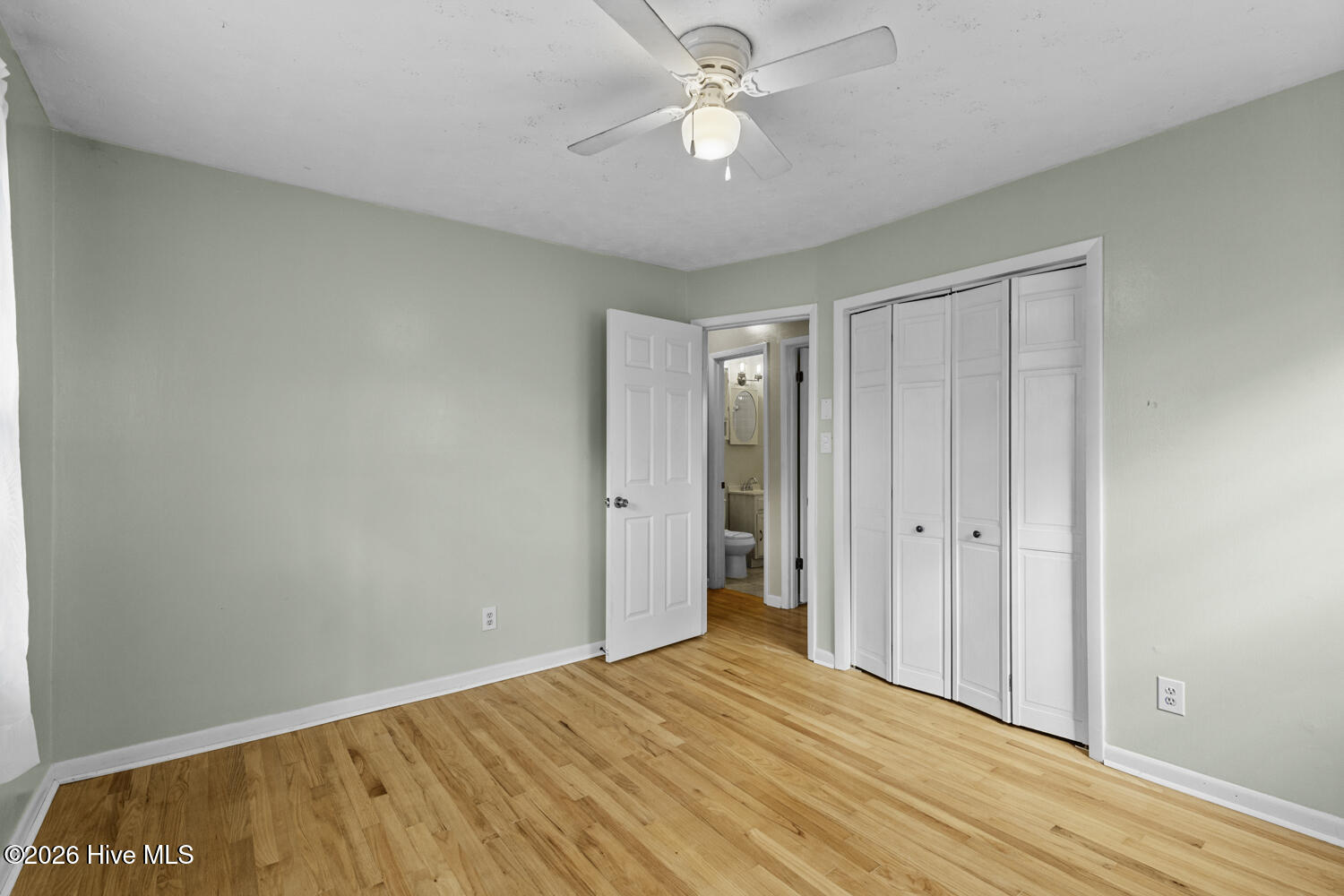 100548988 | Photo 16